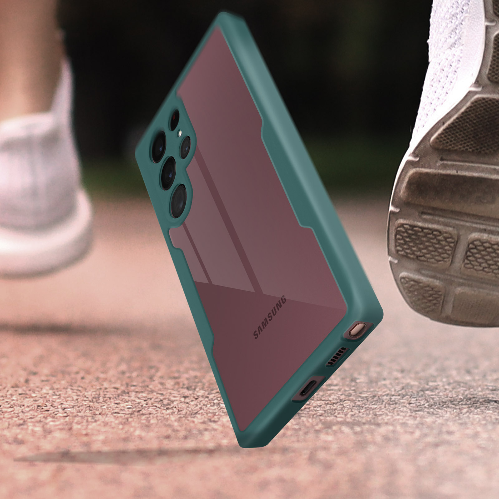 Custodia per telefono con colori verde e marrone. Il telefono è in aria e la scarpa calpesta.