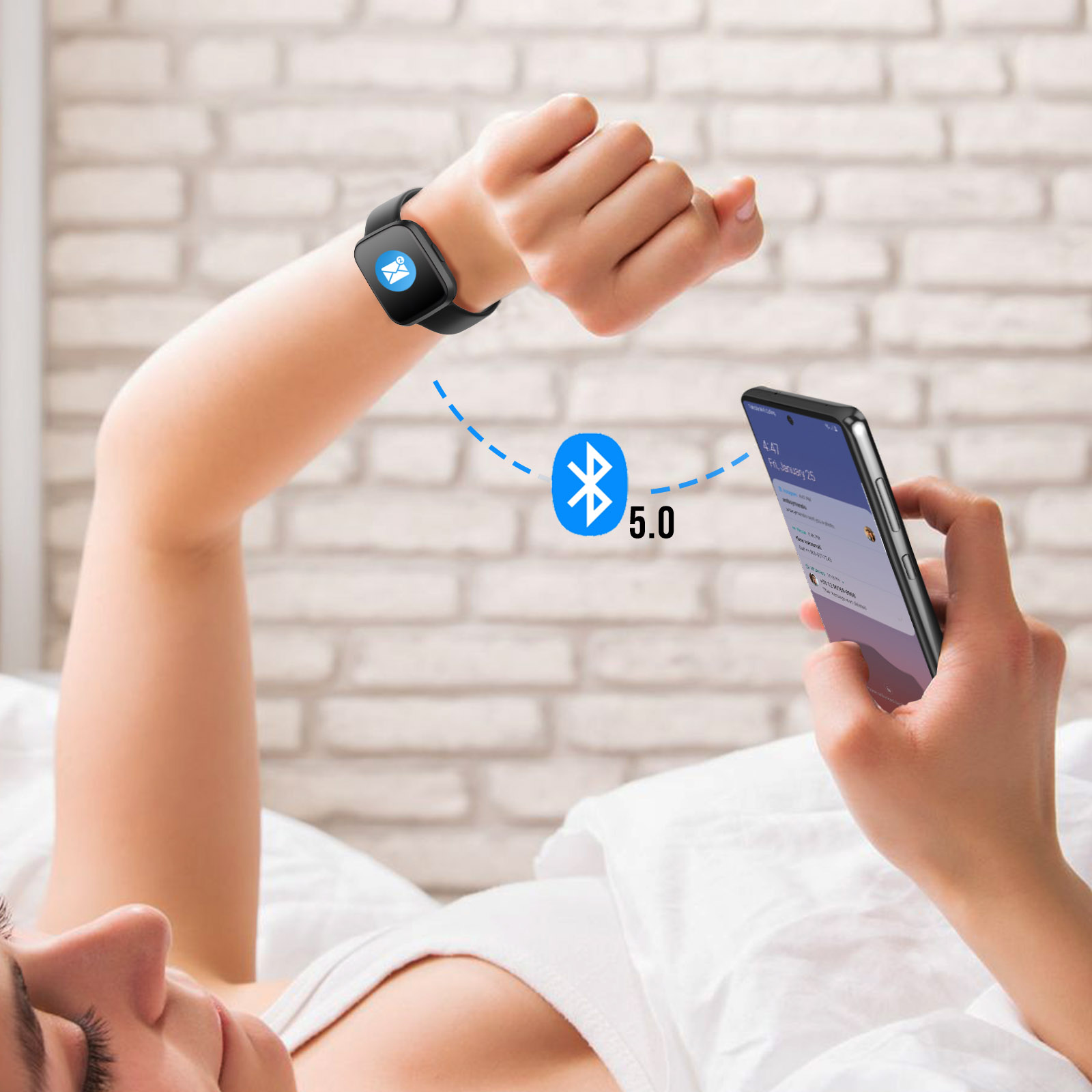 Una persona a letto usa un telefono collegato a uno smartwatch tramite Bluetooth 5.0.