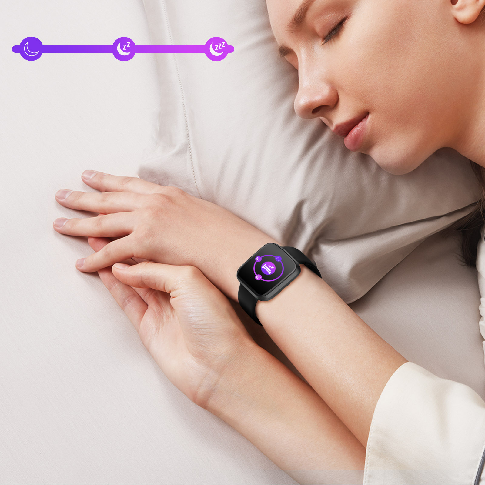 Donna che dorme con smartwatch al polso, mostra icone di monitoraggio del sonno. Biancheria da letto bianca.