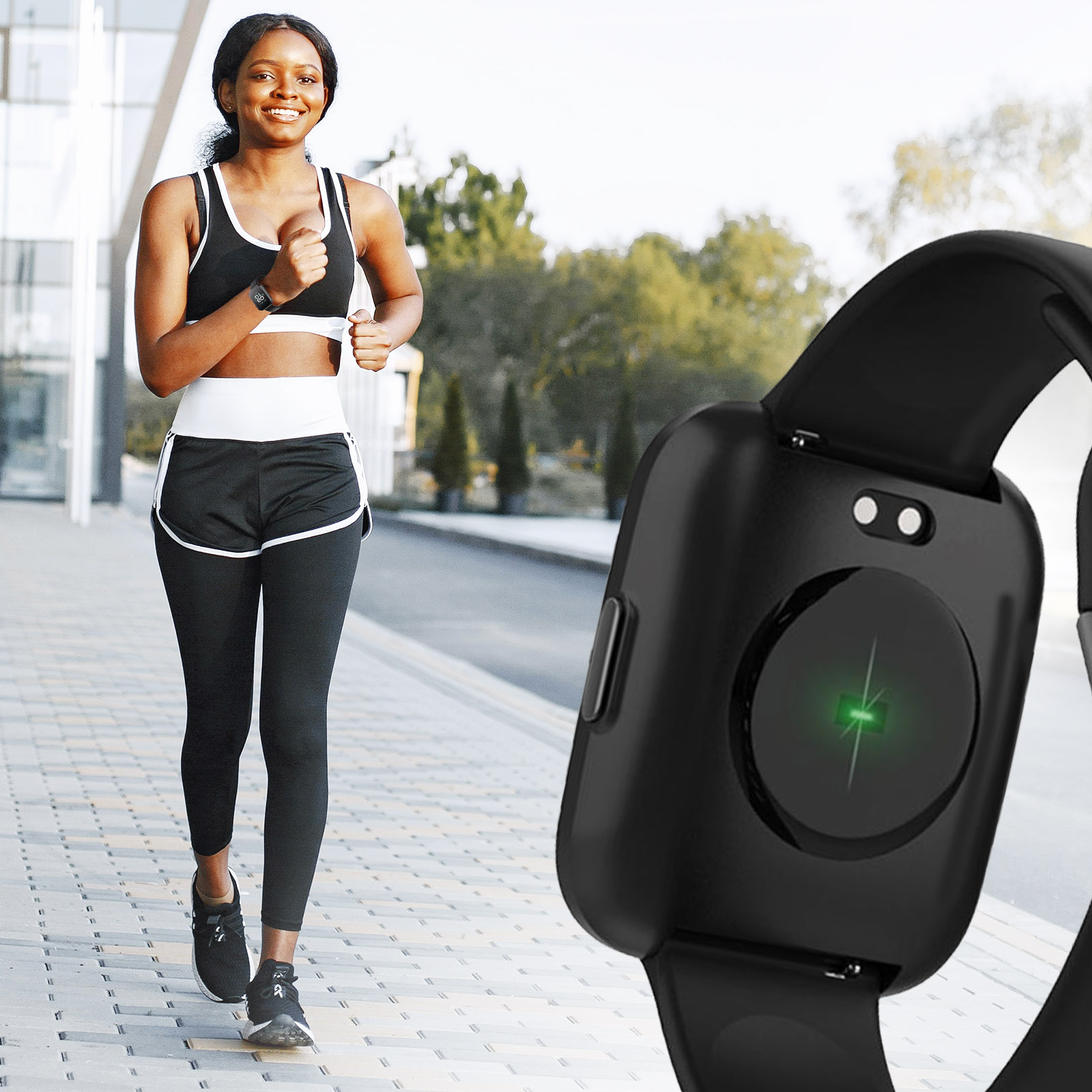 Una donna che corre su una passerella con uno smartwatch al polso. Il retro dell'orologio è visibile.