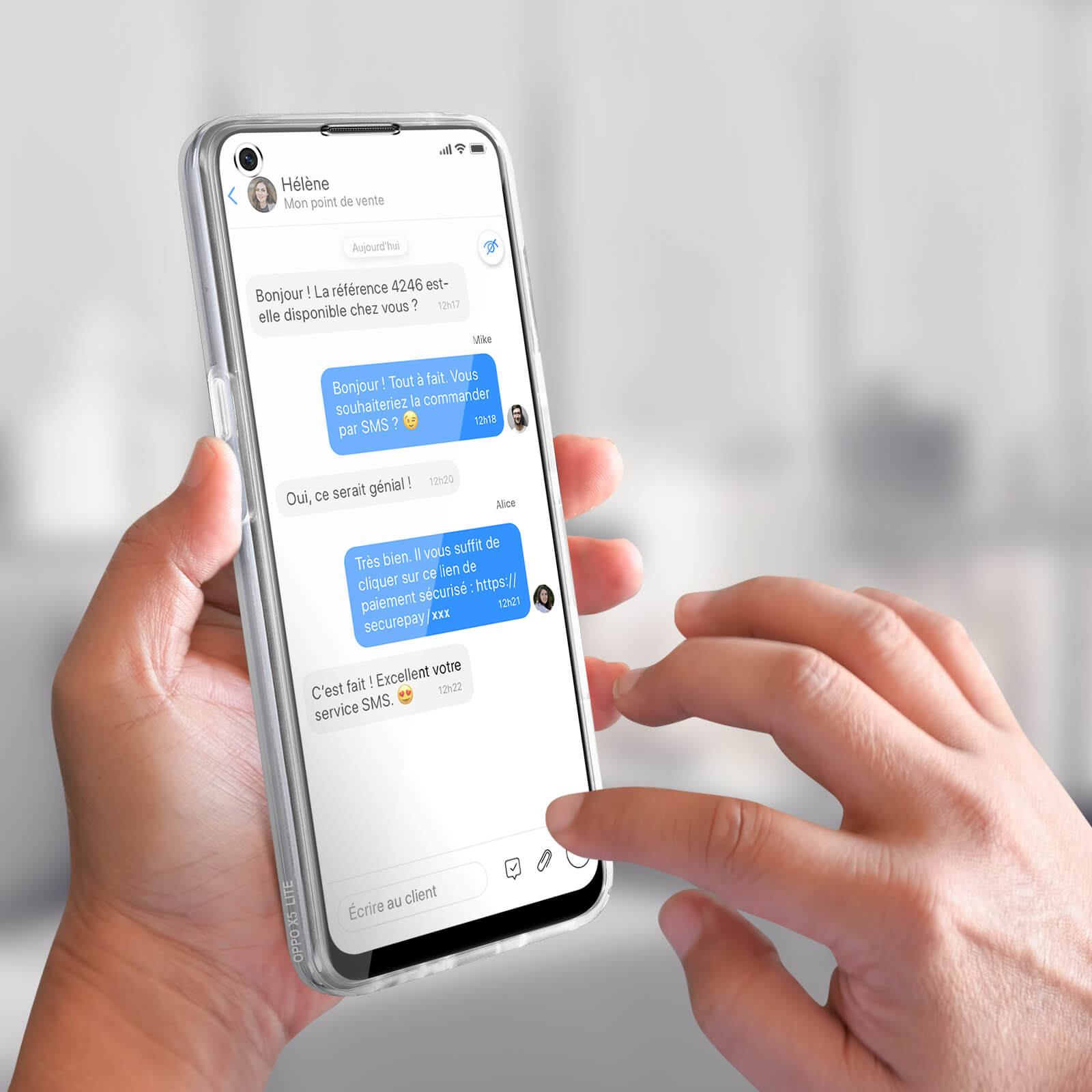 Een persoon houdt een telefoon vast met sms-berichten op het scherm. De telefoon zit in een doorzichtige hoes.