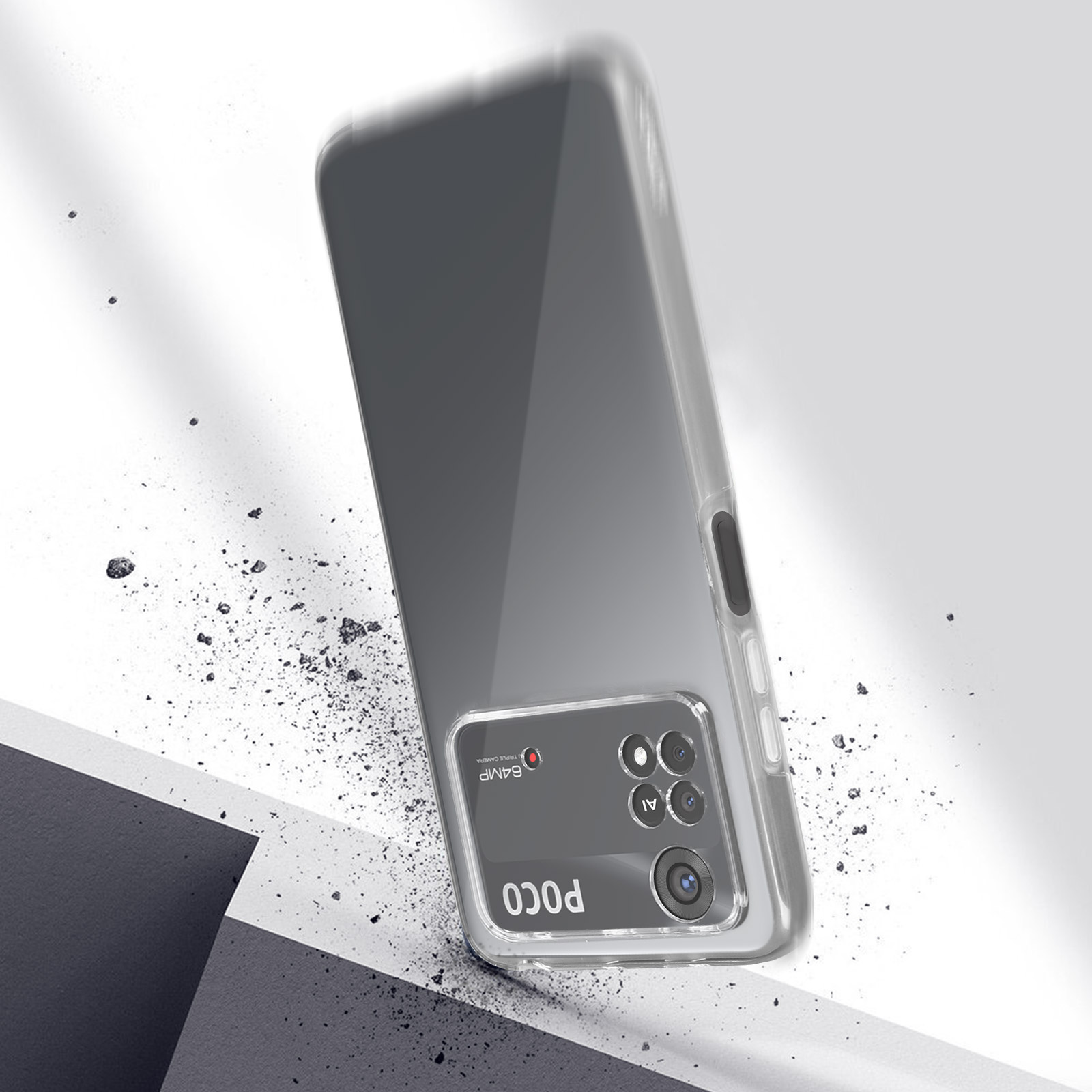 Coque transparente avec renflement de caméra. Le téléphone est légèrement incliné. Des particules de poussière.
