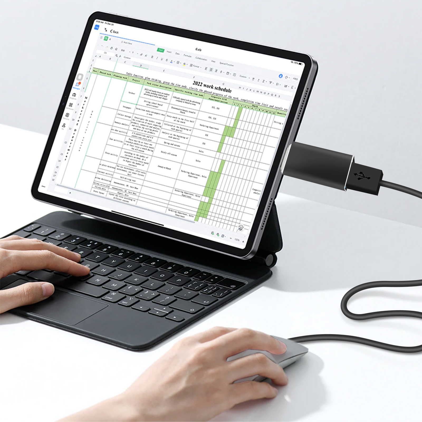 Un tablet con tastiera e mouse mostra un foglio di calcolo.