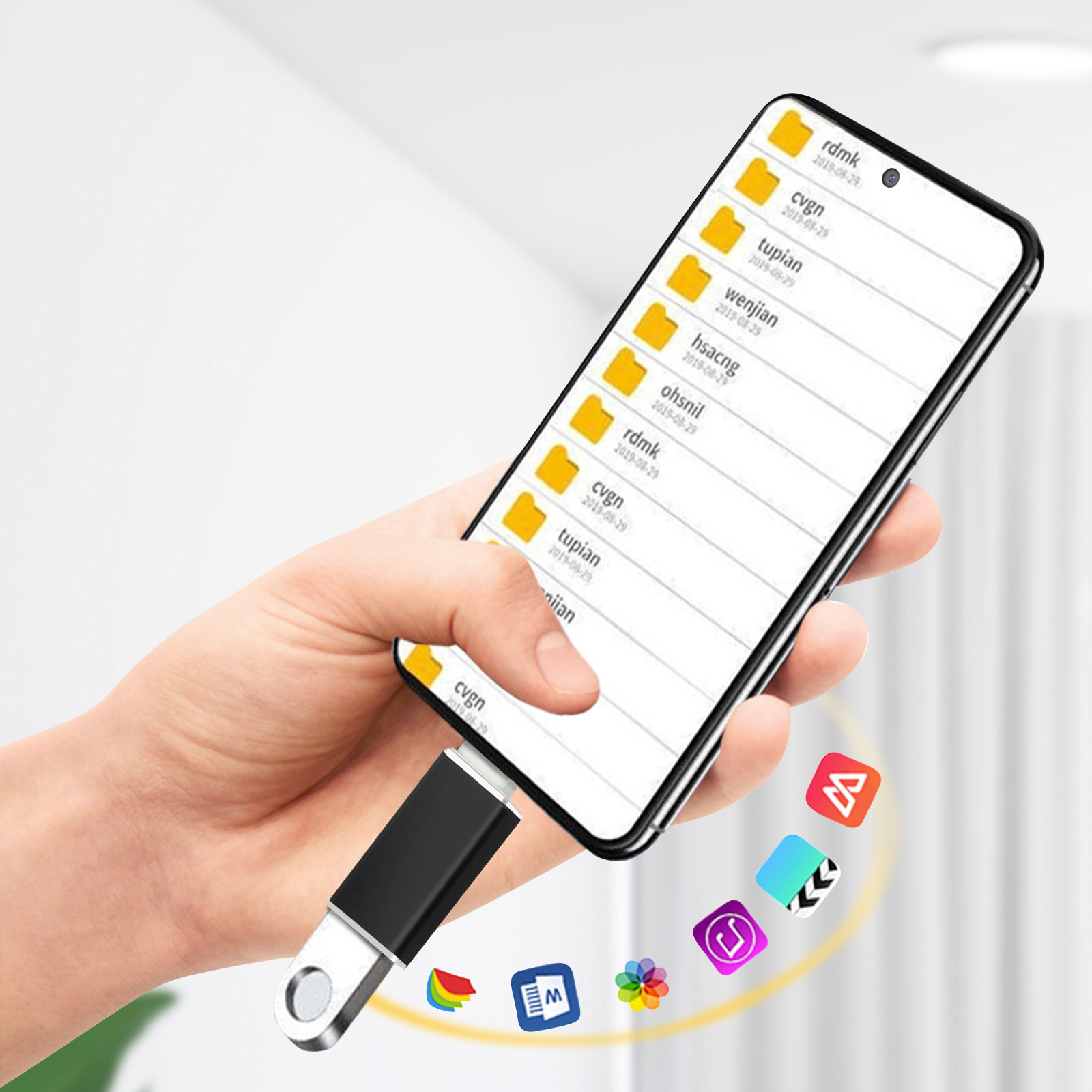 Mano che tiene un telefono con un'unità USB collegata. Il telefono mostra i file. Icone colorate visibili.