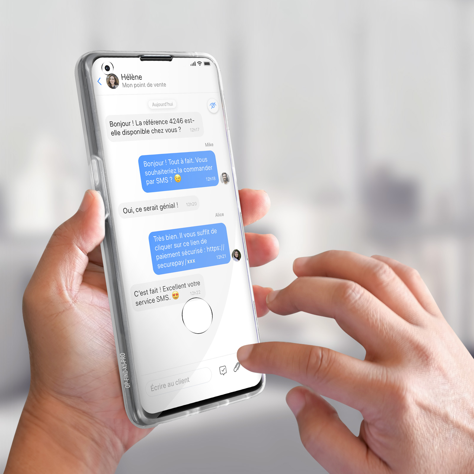Une main tenant un téléphone avec une application de messagerie ouverte. Les textes sont en français.