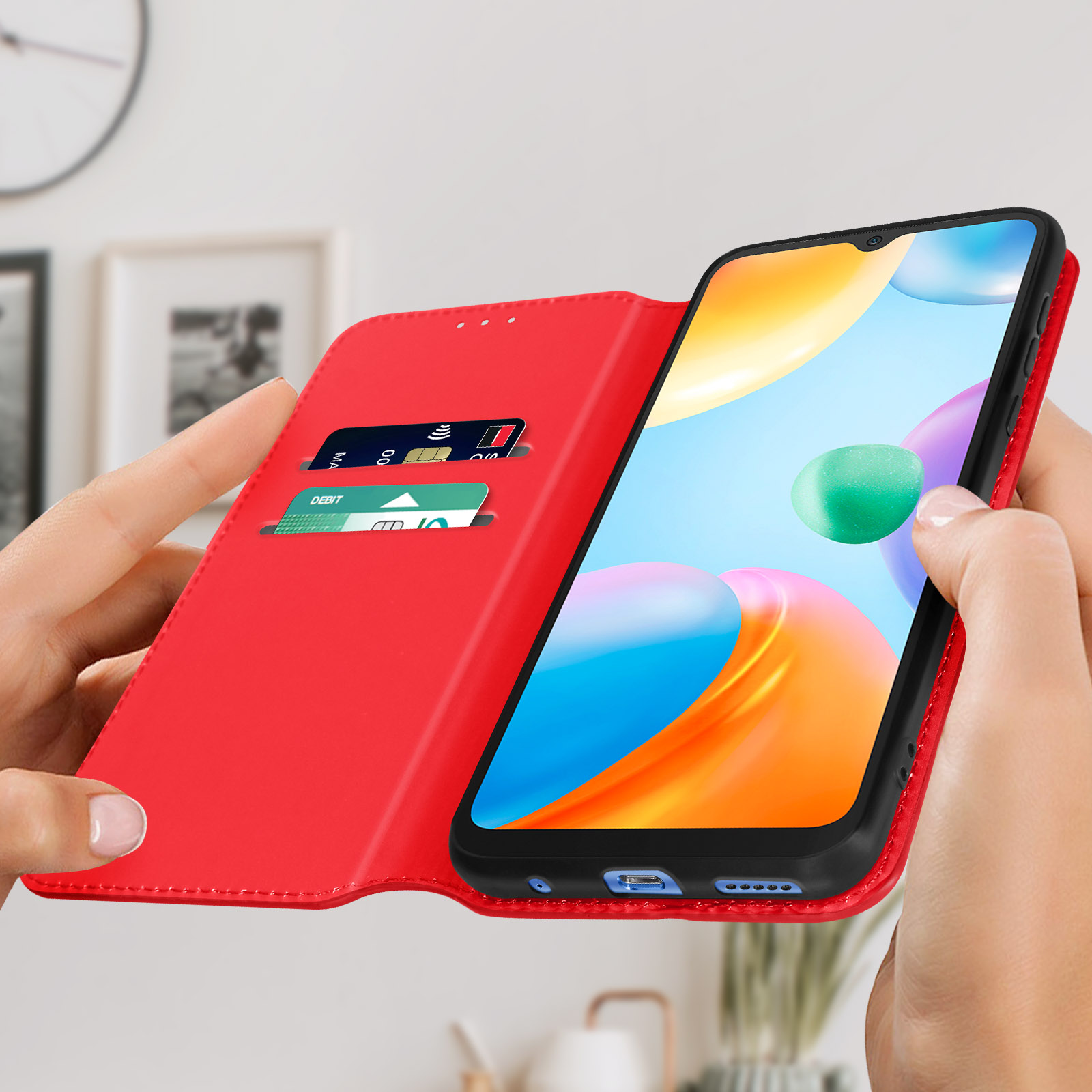 Mains tenant un étui de téléphone rouge avec un téléphone à l'intérieur. Cartes visibles dans les fentes.