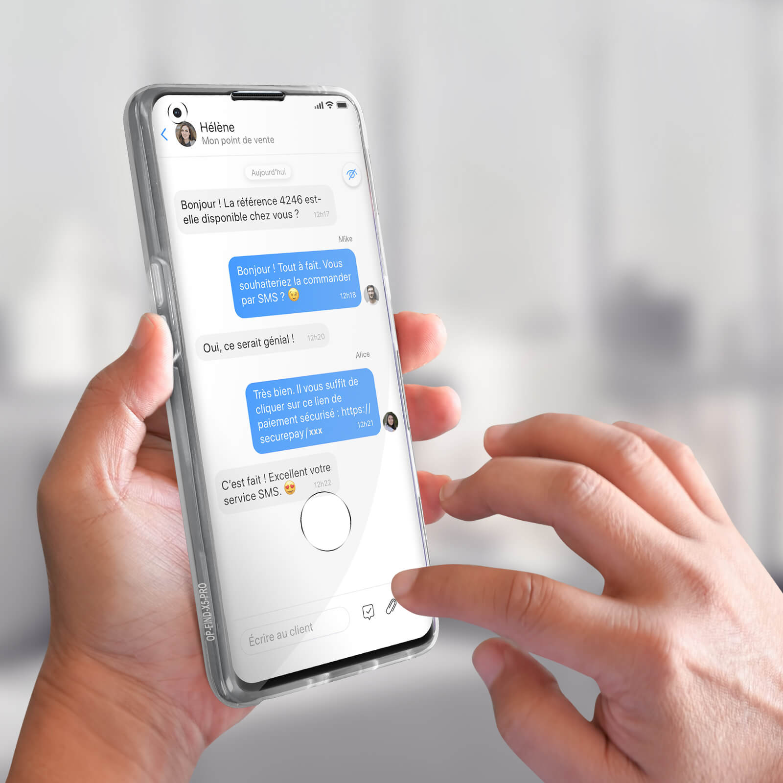 Telefoon met een doorzichtige hoes. Tekstberichten weergegeven. Handen die de telefoon vasthouden. Witte achtergrond.