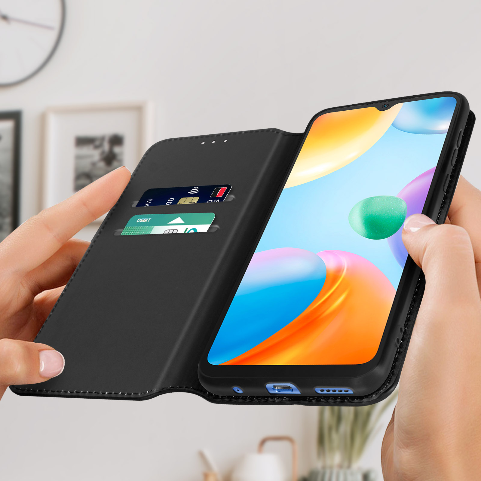 Un étui de téléphone noir avec une fente pour cartes ouverte, révélant des cartes et une famille.