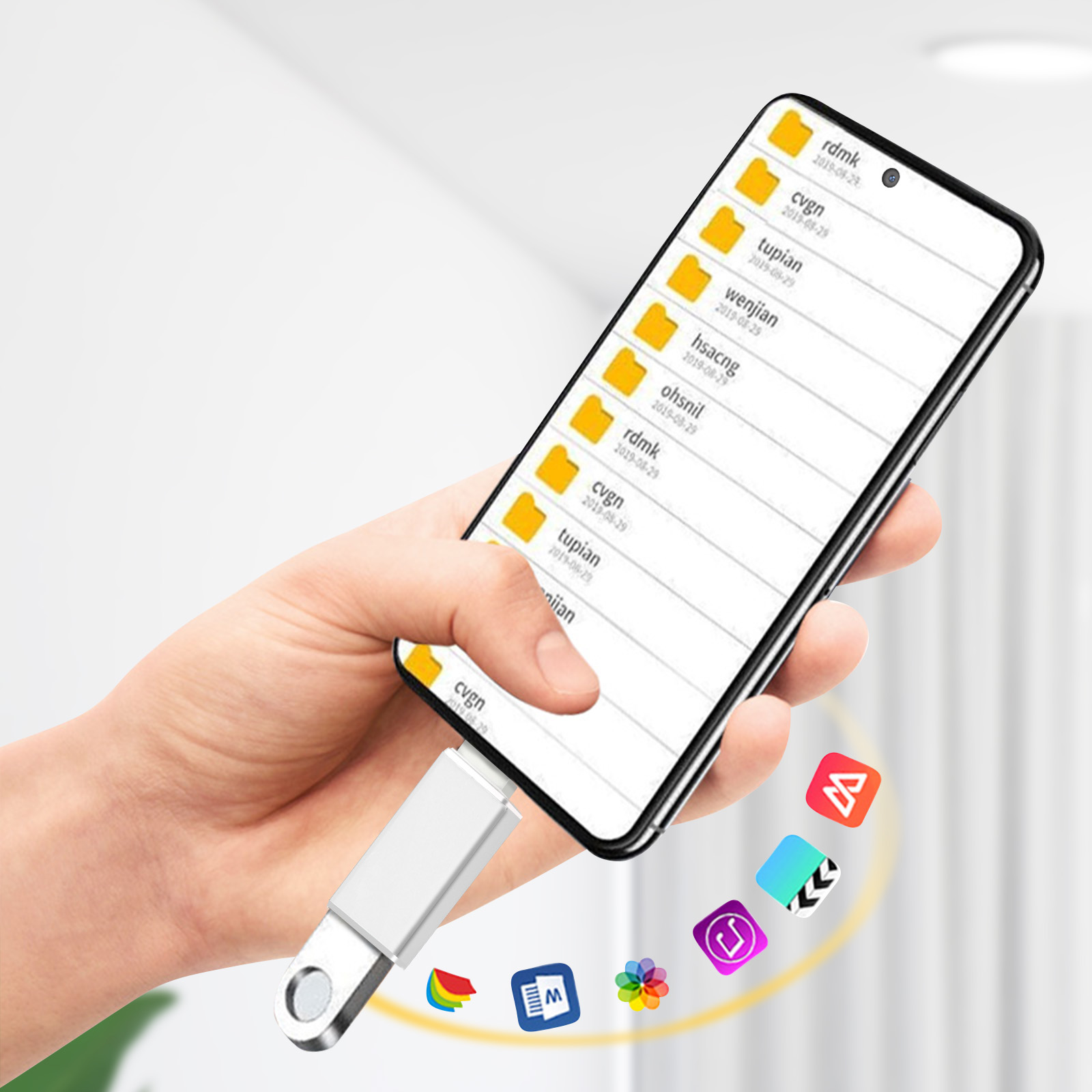 Un telefono collegato a un'unità USB. Il telefono mostra file e icone di app.