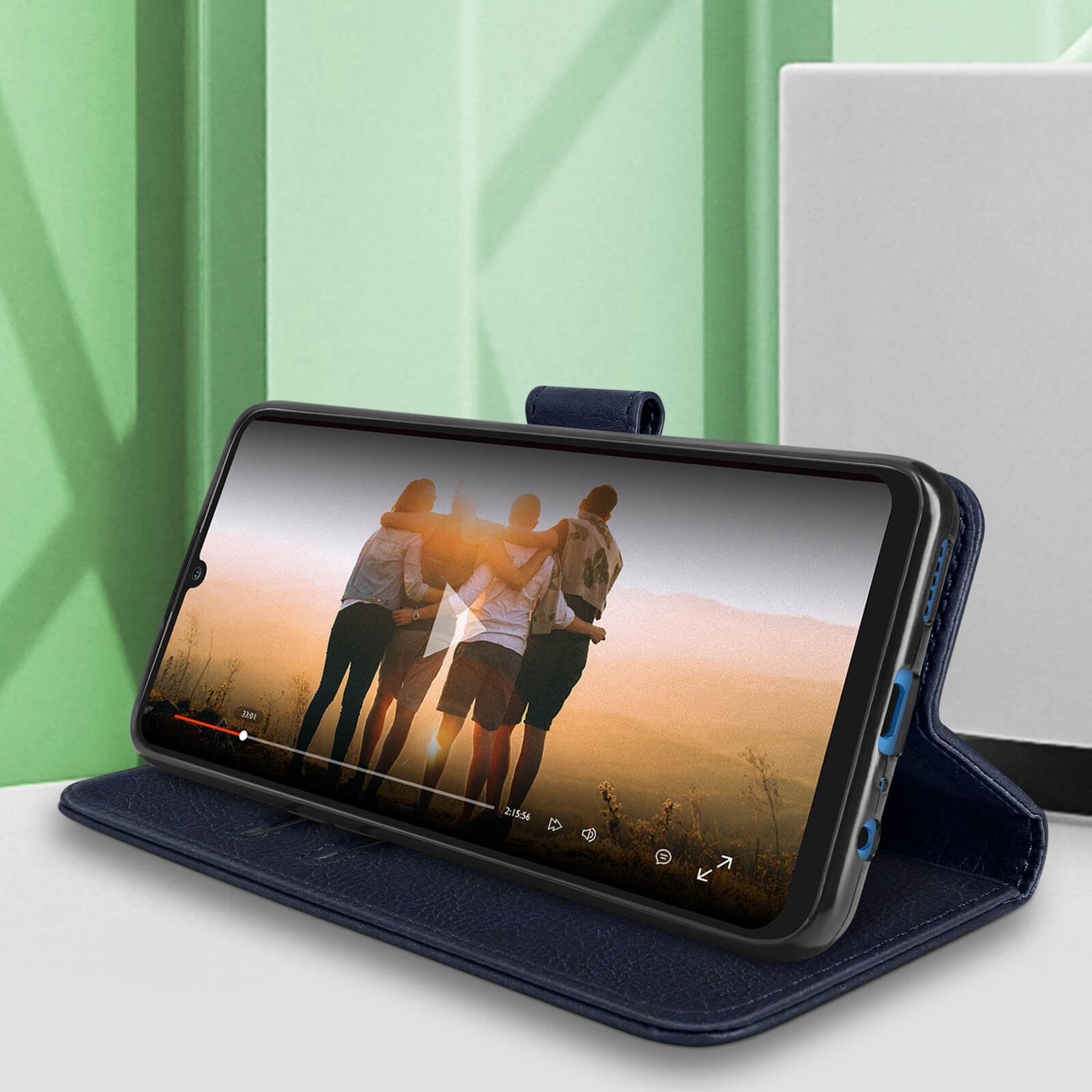 Telefoon in blauwe hoes speelt video met drie personen. Groene en witte achtergrond.