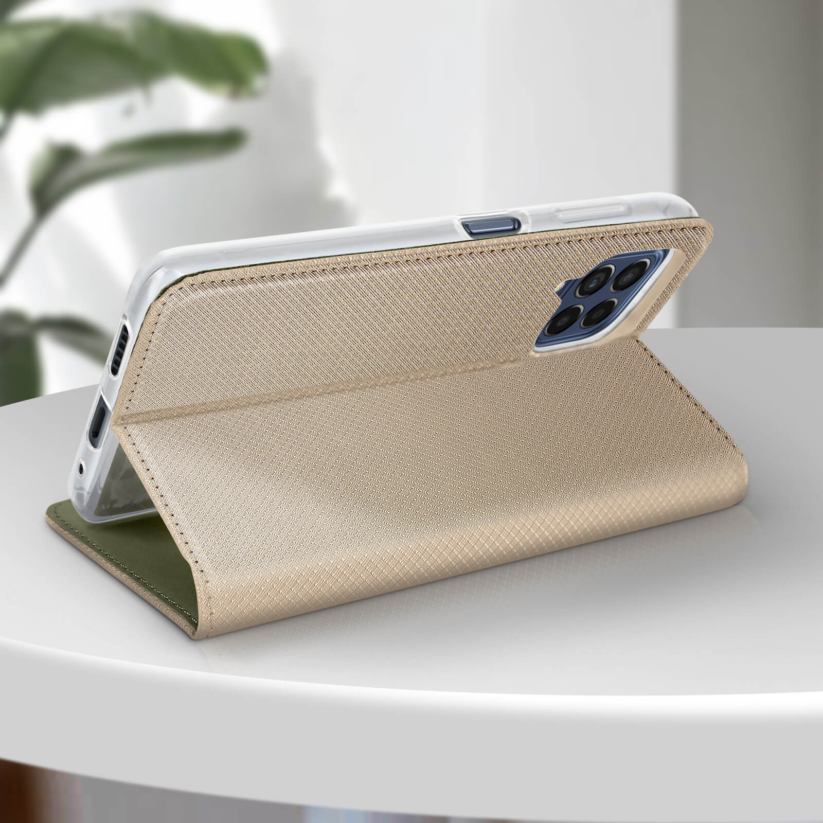 Telefono in custodia beige con copertura piegata. Il telefono è appoggiato.