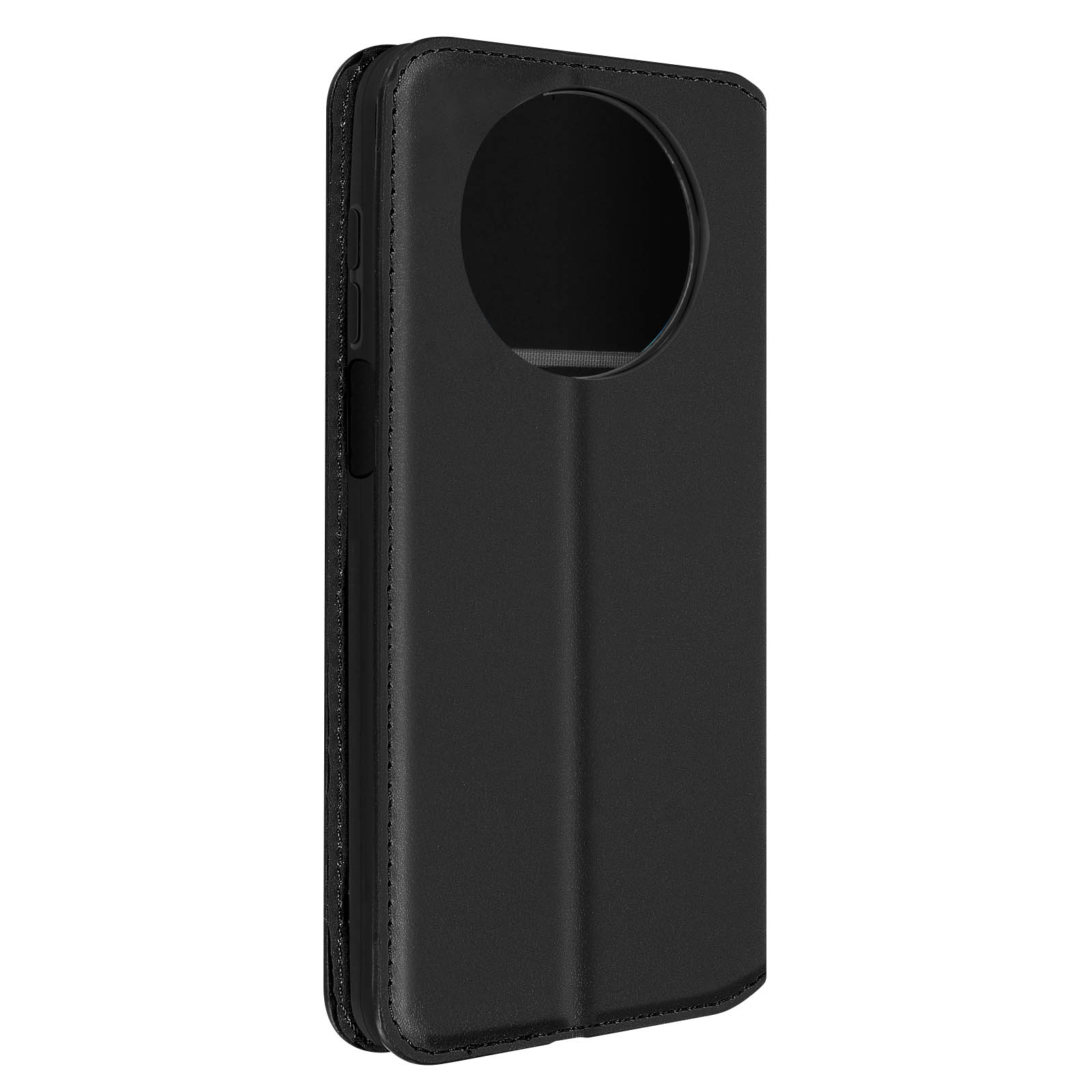 Un étui de téléphone noir est fermé. Il a une ouverture circulaire pour l'appareil photo. L'étui est sur une surface blanche.