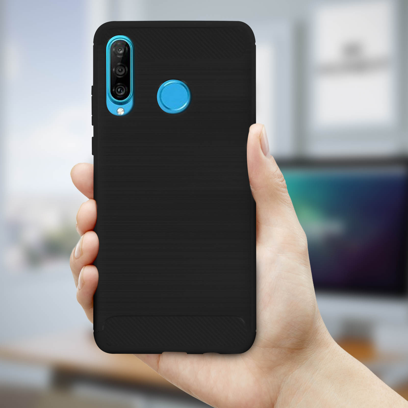 Mano che tiene un telefono nero con retro strutturato. Cornice della fotocamera blu.
