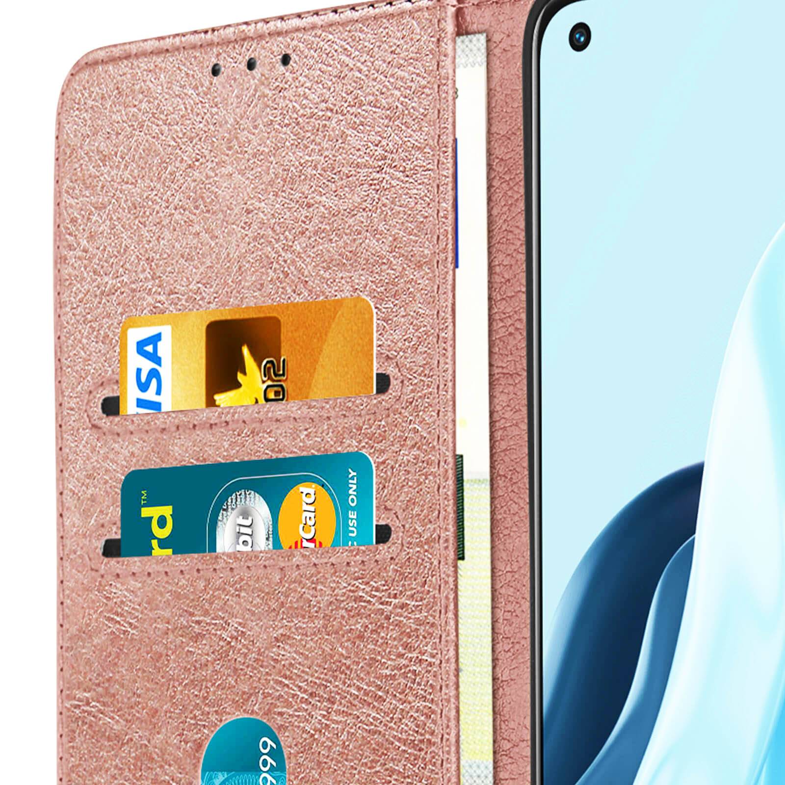 Coque de téléphone rose ouverte, cartes et téléphone visibles. Fond blanc, mains tenant la coque.