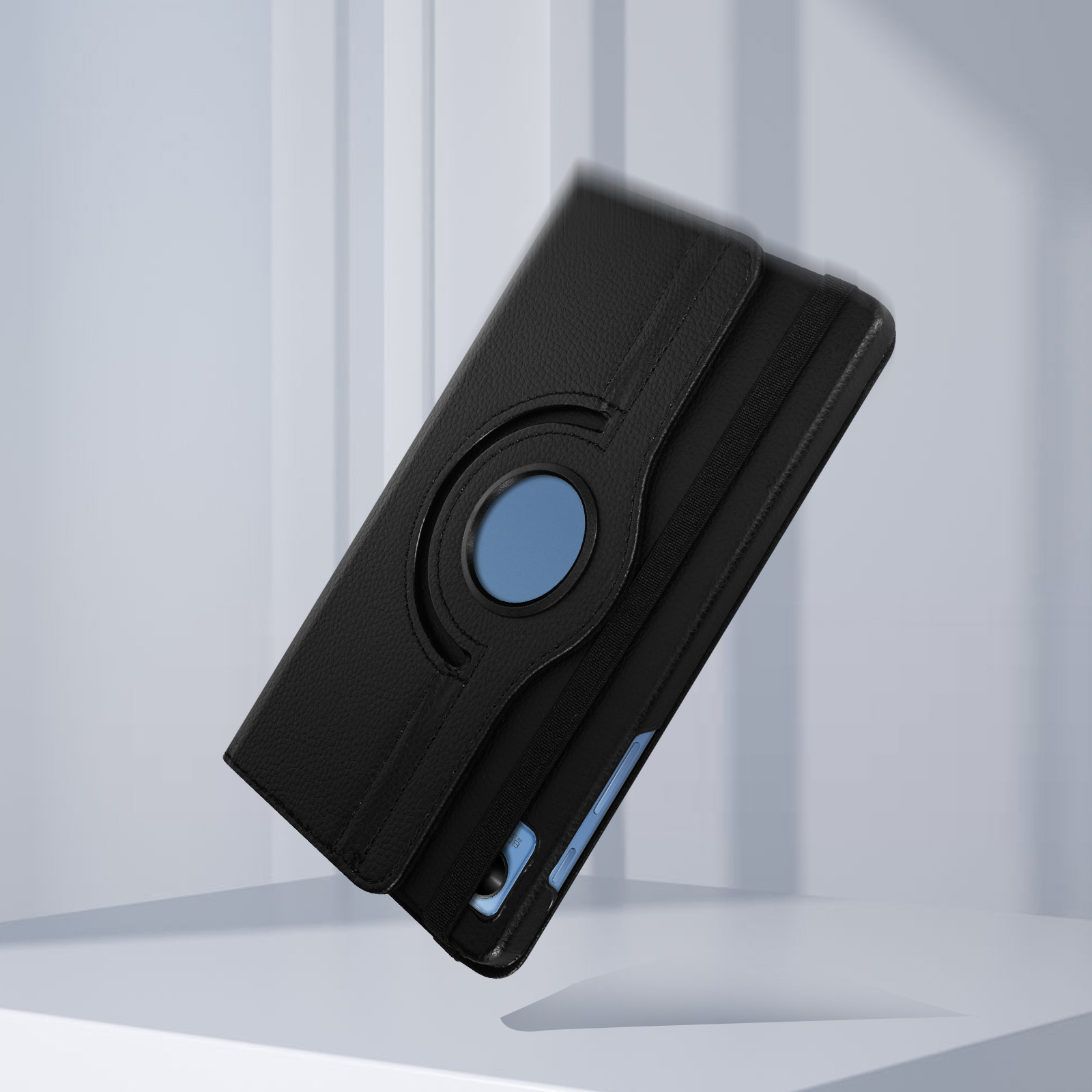 Custodia per telefono nera con un cerchio blu al centro, su sfondo chiaro, leggermente inclinata.