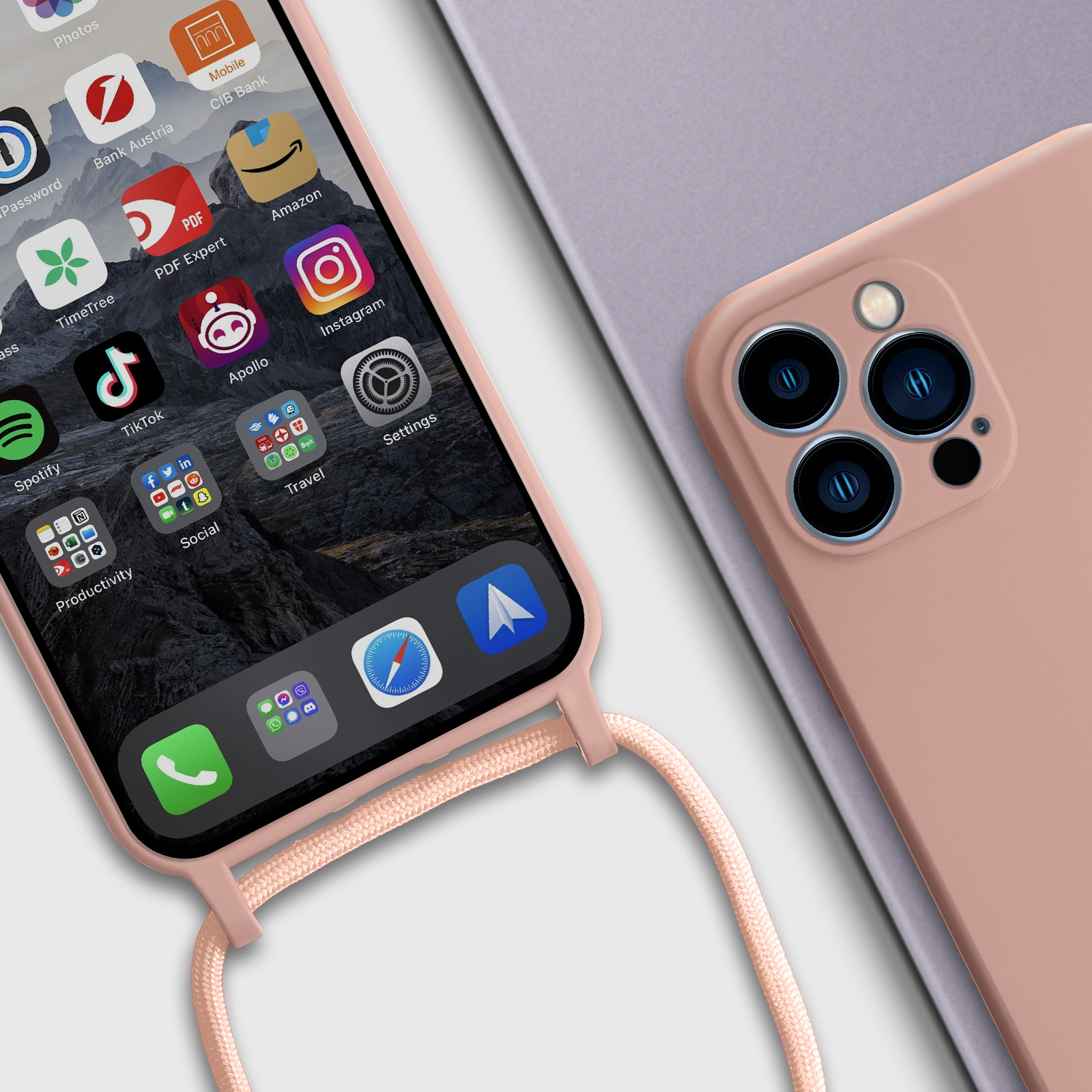 Telefono con app sullo schermo, accanto a una custodia rosa con cinturino e un'altra custodia rosa.
