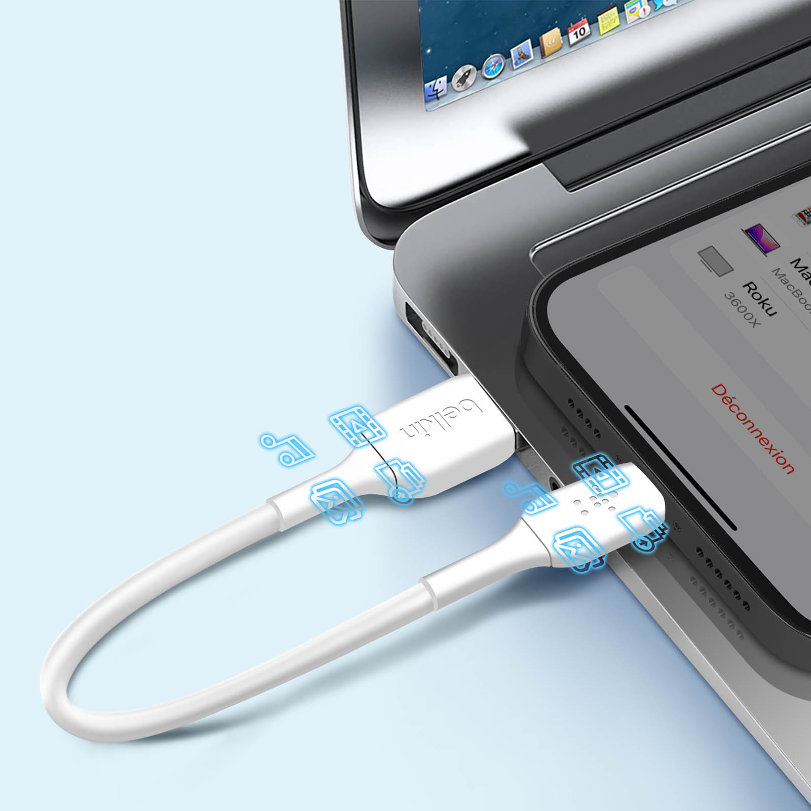 Un cavo Belkin bianco collegato a un laptop e a un telefono, con icone. Telefono e laptop sono visibili.