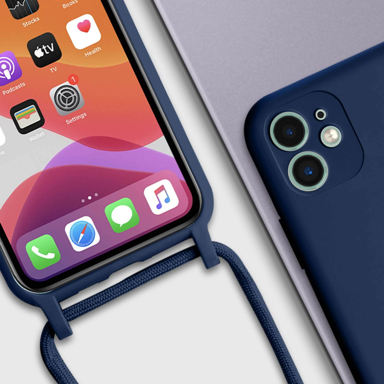 Telefono in custodia blu con app visibili, accanto a un altro telefono.