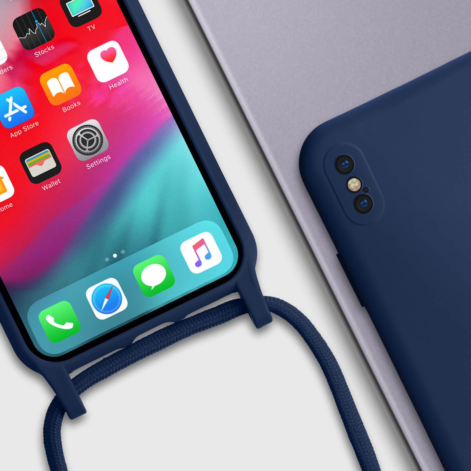Coque de téléphone bleue avec cordon, affichant un téléphone avec des icônes d'applications.