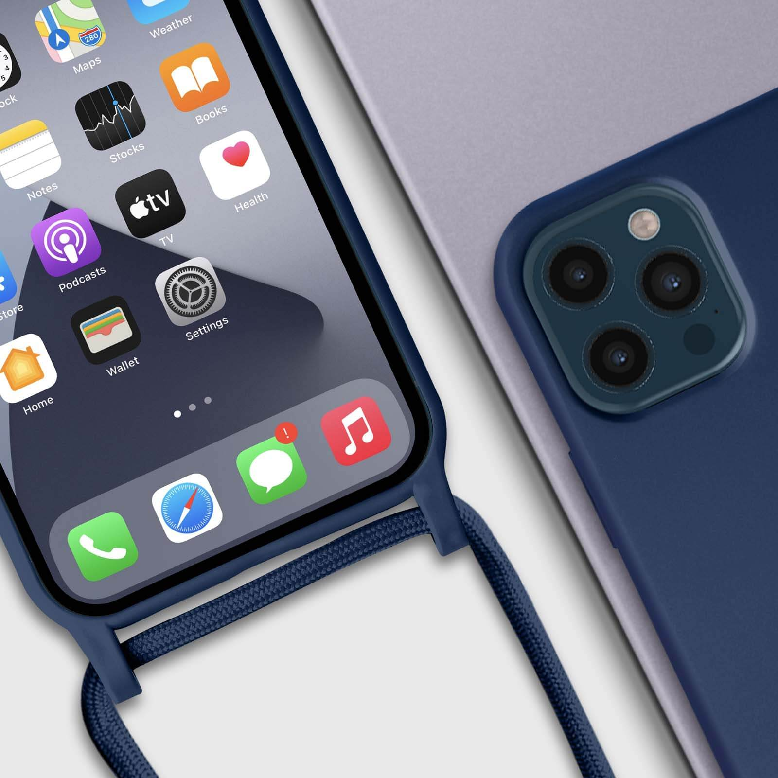 Lo smartphone mostra le app, collegato a un cavo blu. Telefono viola con tripla fotocamera.