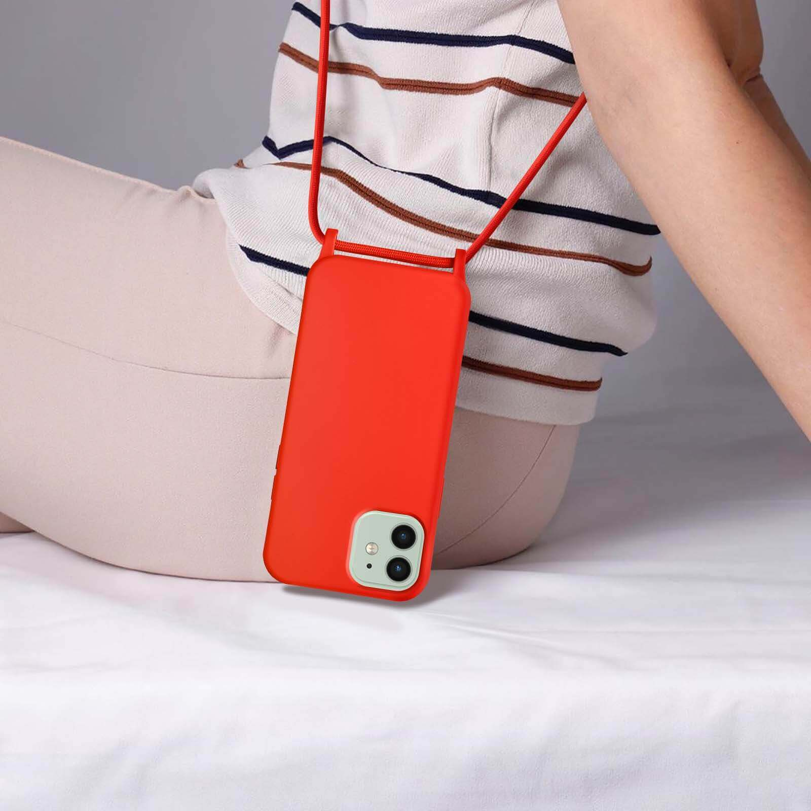 Person trägt rote Handyhülle mit Halsband. Telefon hängt an einem Riemen.