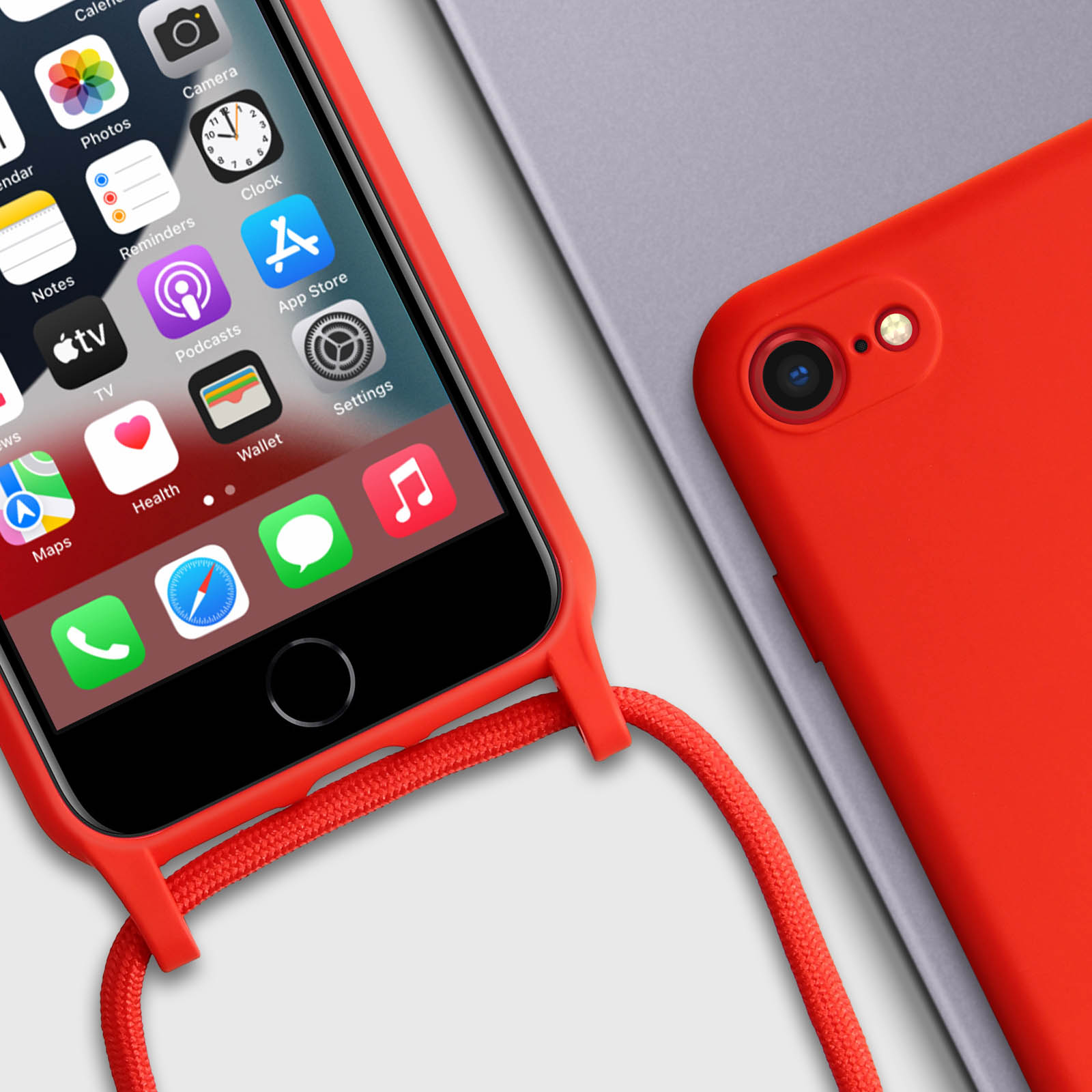 Téléphone rouge avec étui et une lanière rouge. Le téléphone affiche des icônes d'applications.
