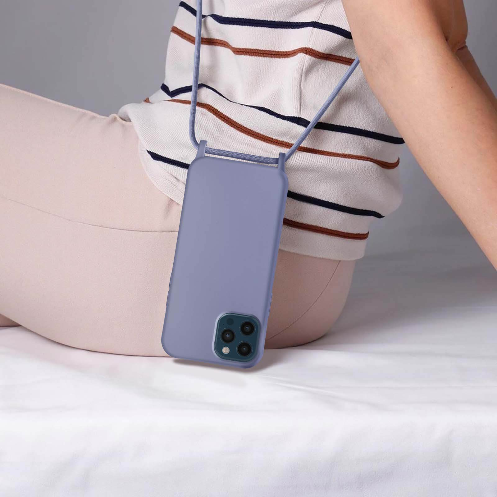 Une personne portant une chemise rayée et un pantalon, avec un étui de téléphone violet autour du cou.