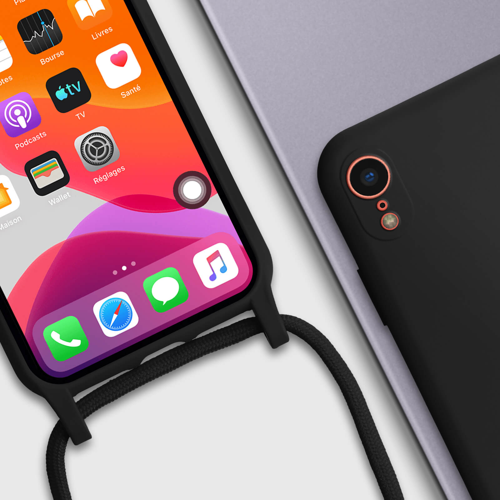 Een telefoon met apps op het scherm en een zwarte band, naast een zwarte en paarse telefoon.