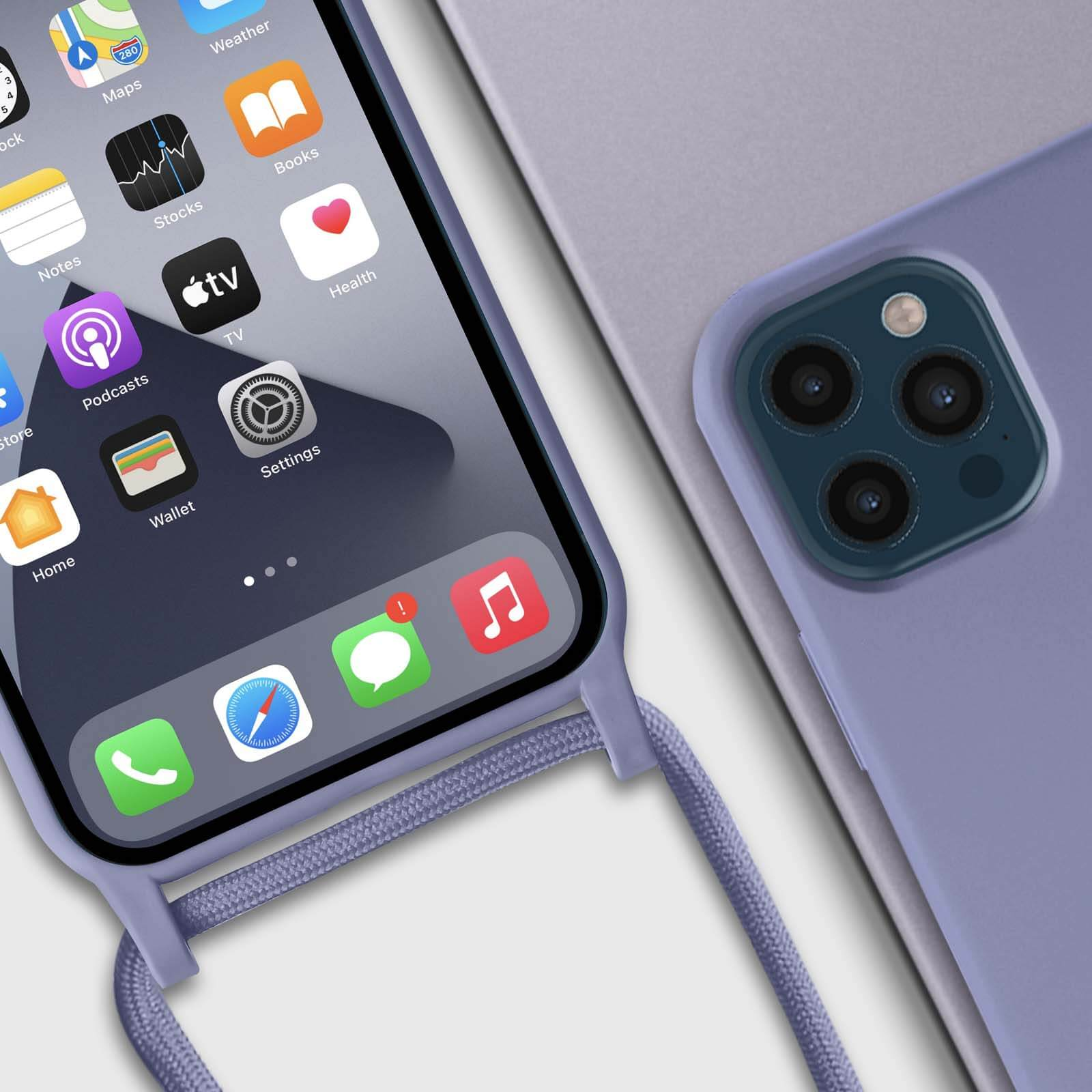 Een close-up van een telefoon met apps op een lila hoesje en een lila telefoon op de achtergrond.