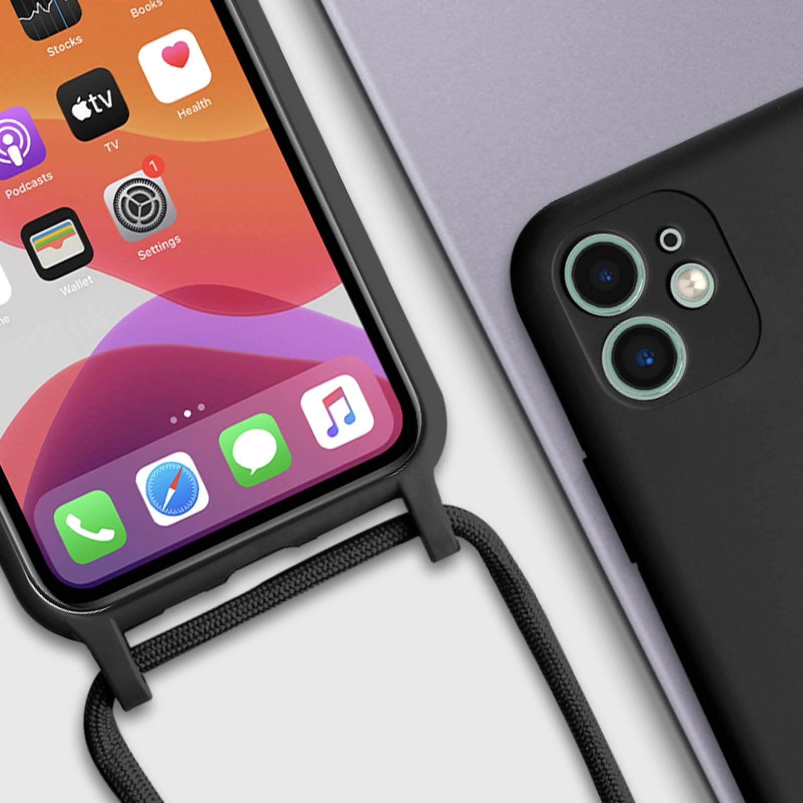 Telefono con custodia nera e cordino. Il telefono mostra icone delle app. Un cordino nero appeso.