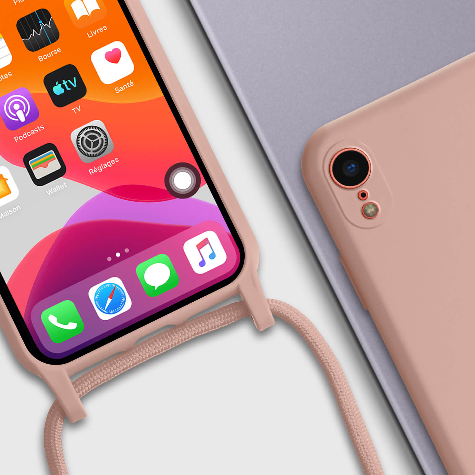 Téléphone avec un étui cordon affichant des applications à l'écran, posé à côté d'un autre téléphone. Fond blanc.