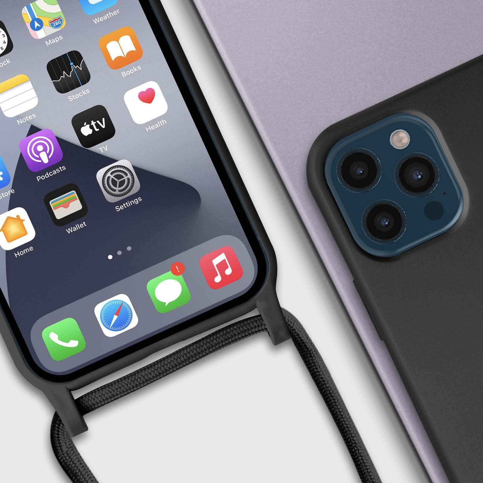 Smartphone scherm met apps, een zwarte telefoonhoes en een oplaadkabel, close-up.