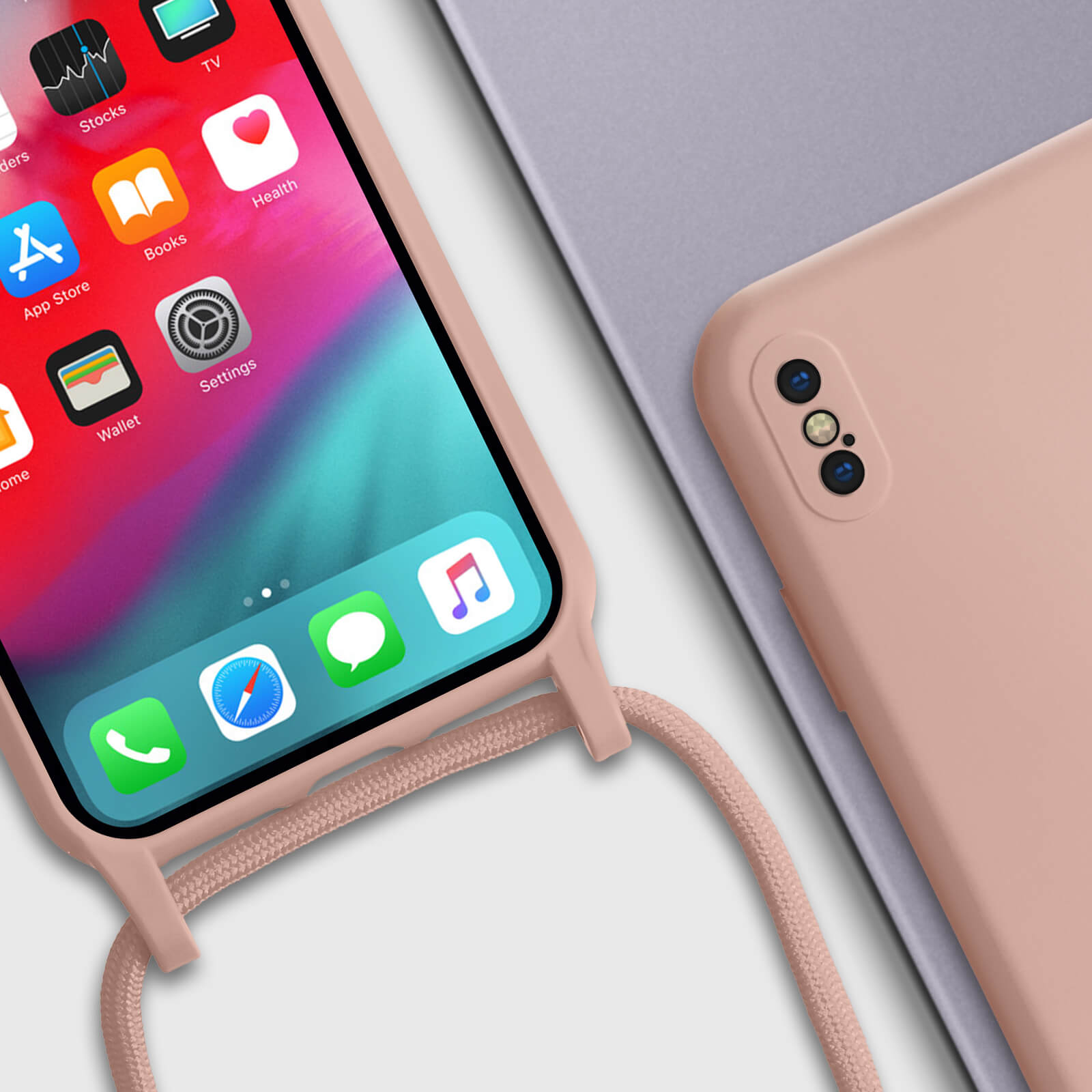 Téléphone avec un étui rose et un cordon rose. Gros plan sur le téléphone et l'étui.