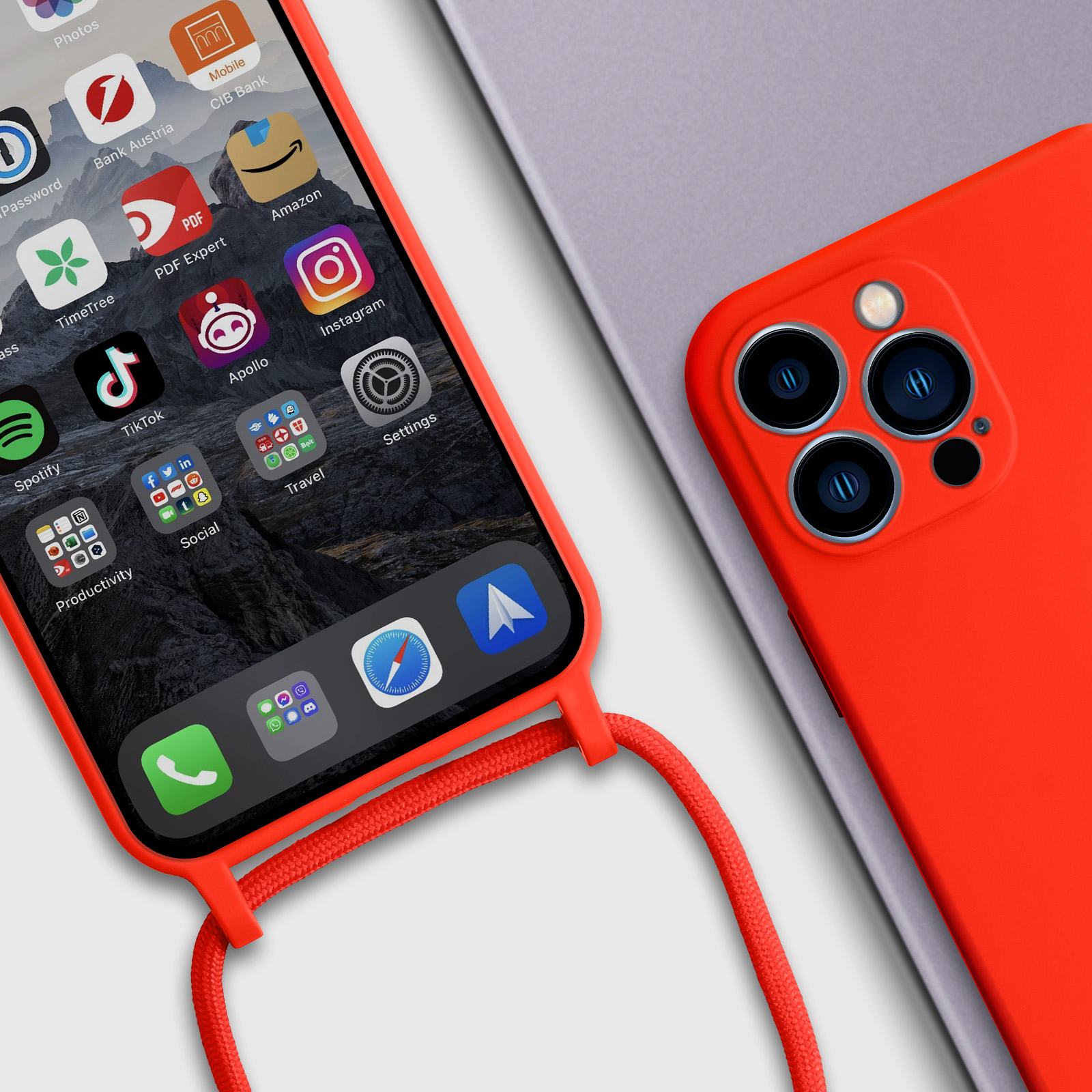 Un telefono rosso in una custodia rossa con app sullo schermo, accanto a un'altra custodia rossa.