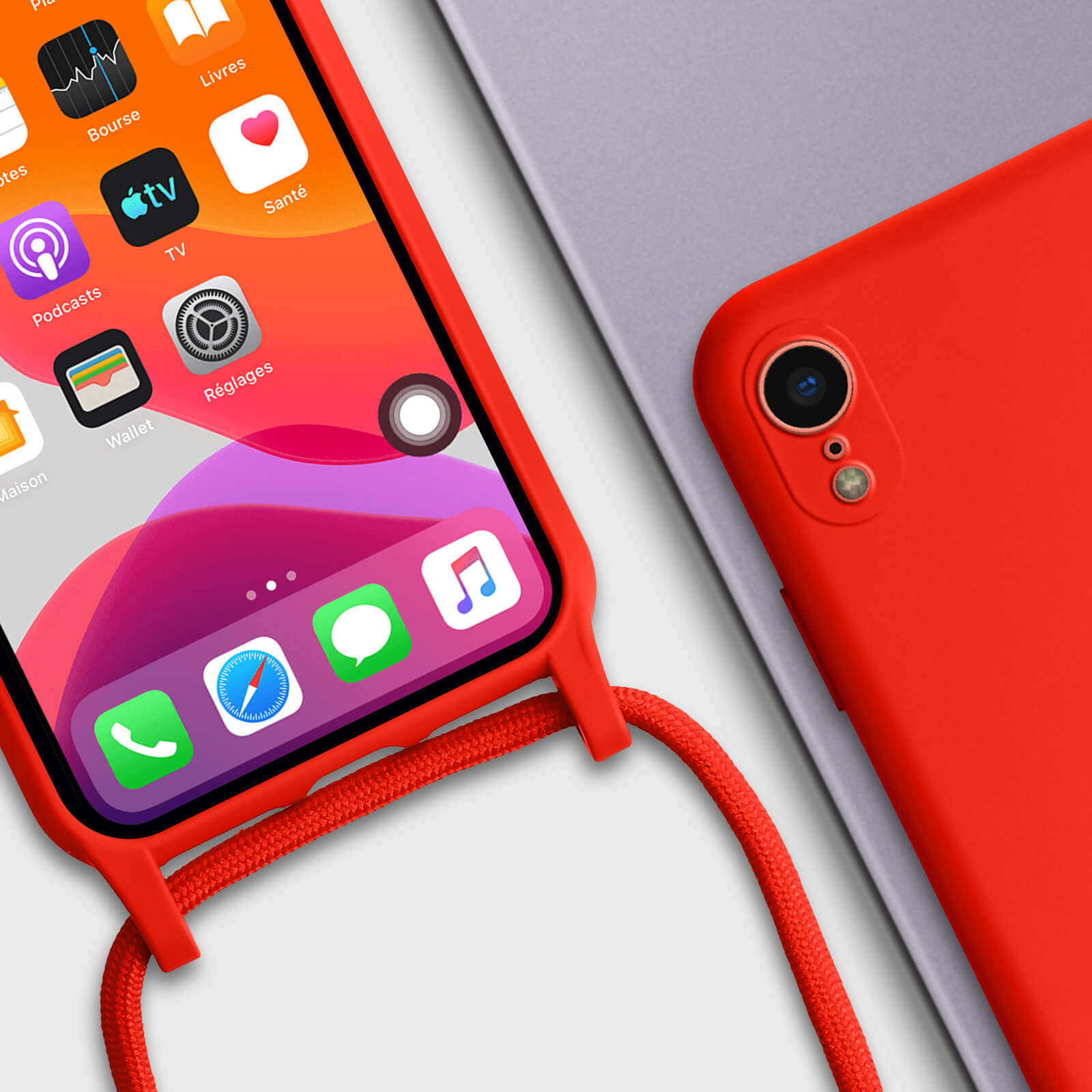 Téléphone et coque rouges. Le téléphone affiche des icônes d'applications. Un téléphone gris à côté.