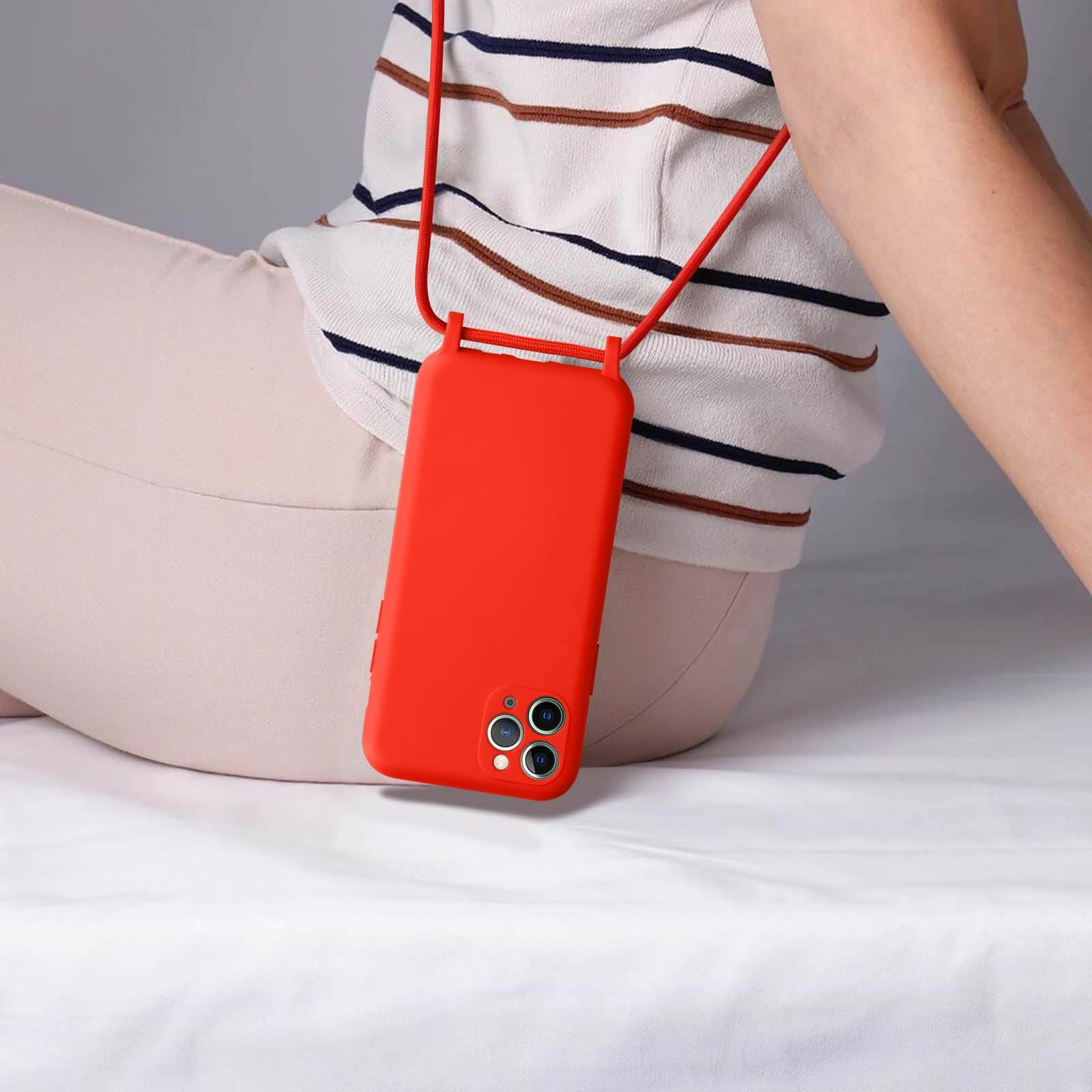 Téléphone rouge dans un étui rouge avec un cordon rouge autour du cou d'une personne.