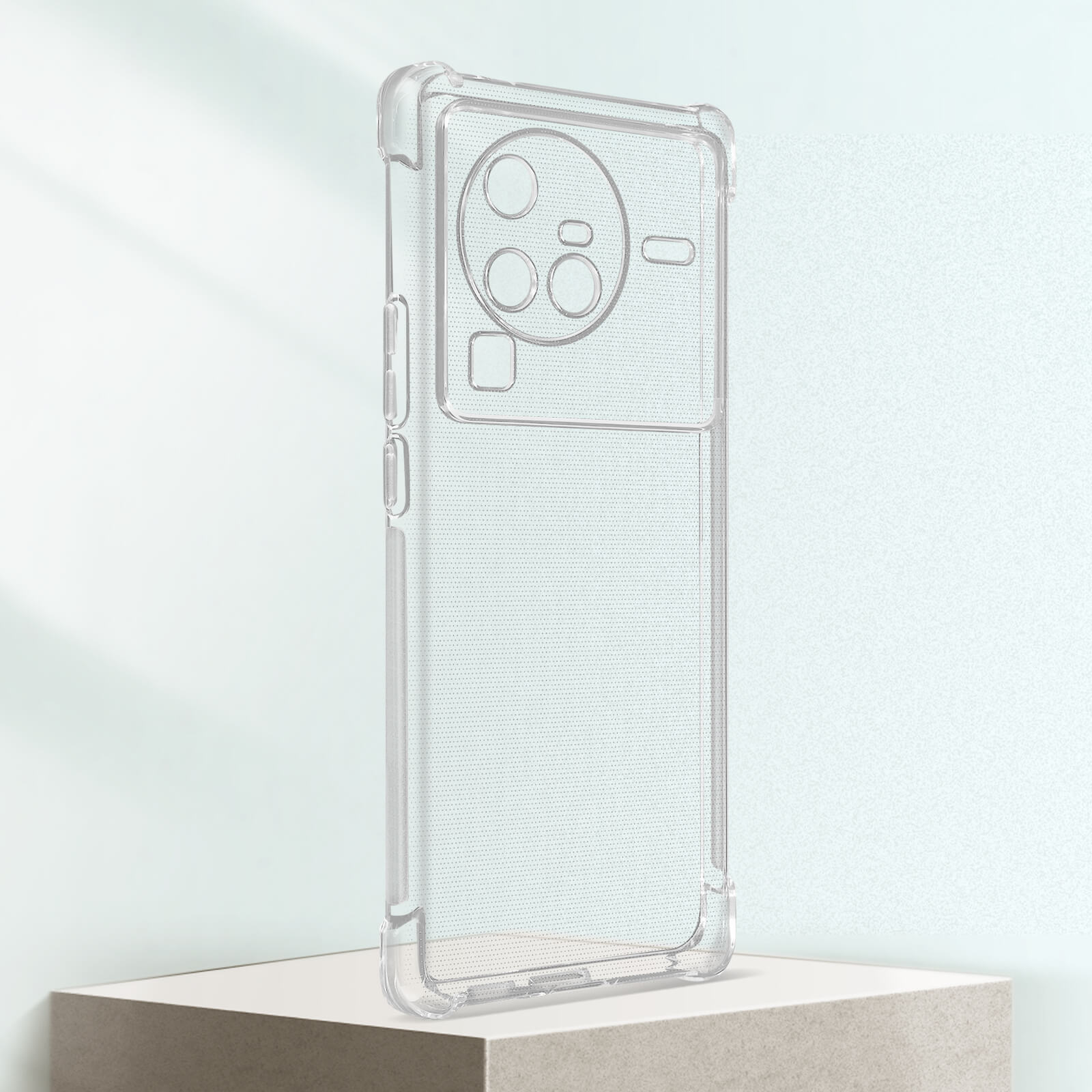 Custodia trasparente per telefono su un supporto bianco. La custodia ha un ritaglio per la fotocamera.