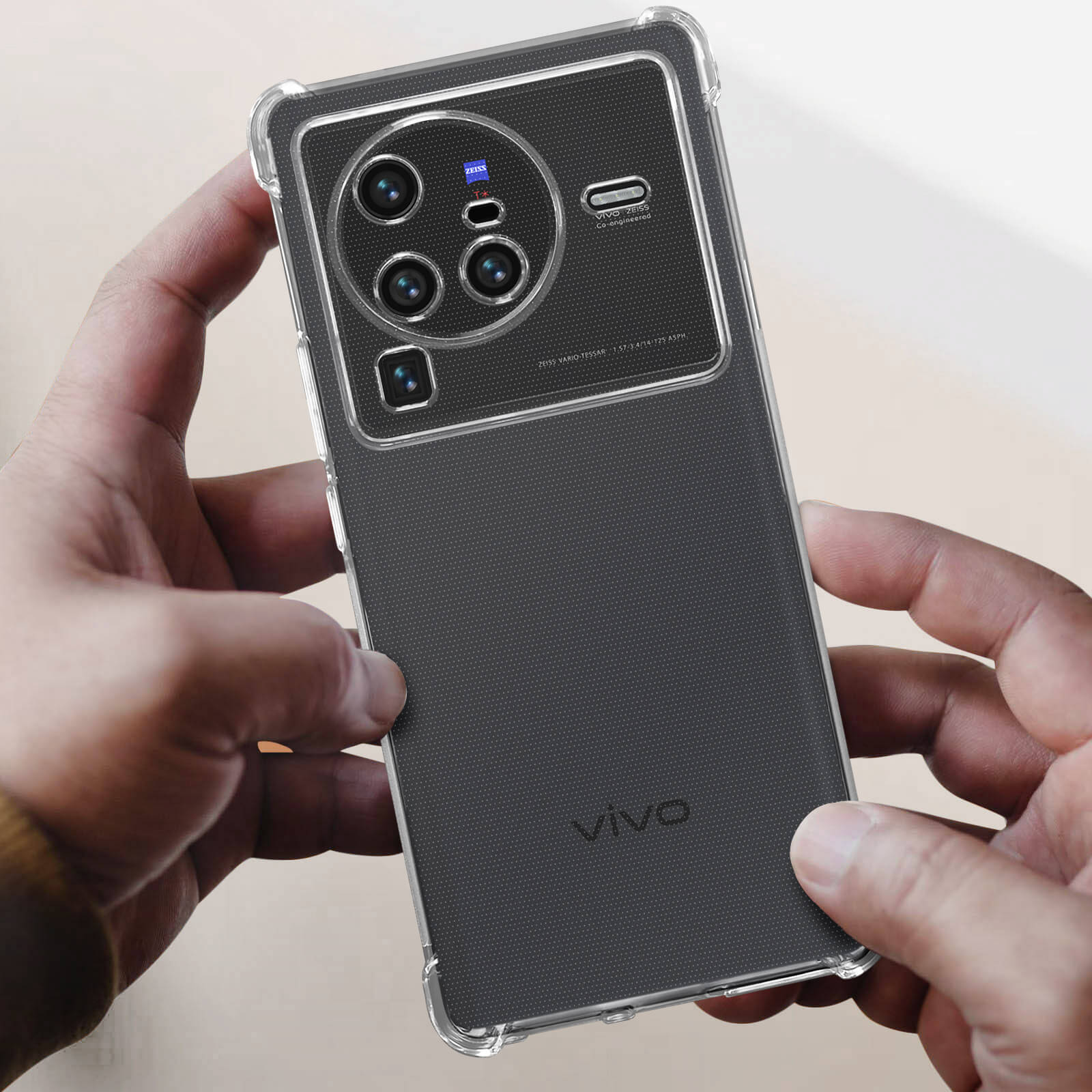 Una persona che tiene un telefono in una custodia trasparente. La custodia è trasparente con il retro strutturato.