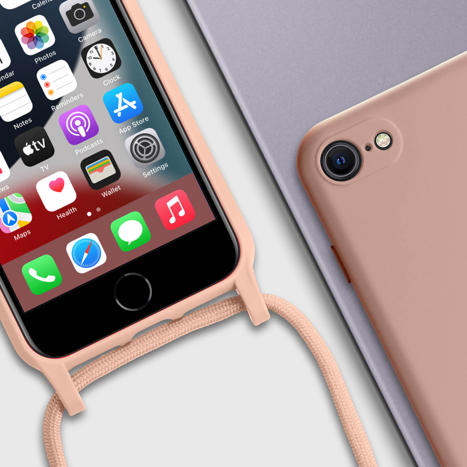 Smartphone avec applications à l'écran et un étui rose avec cordon, vue rapprochée sur fond gris.