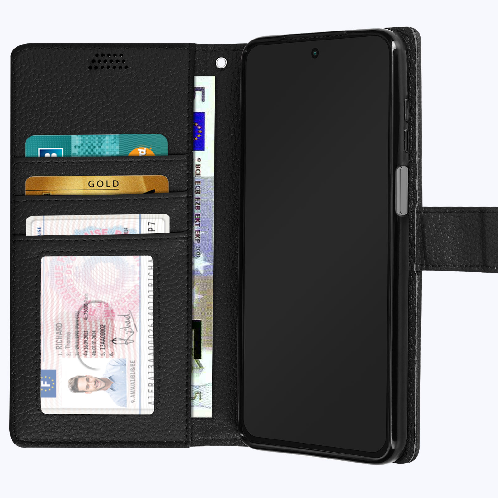Custodia a portafoglio nera aperta, con carte, documenti e telefono. Carte con etichetta Oro. Sfondo semplice.