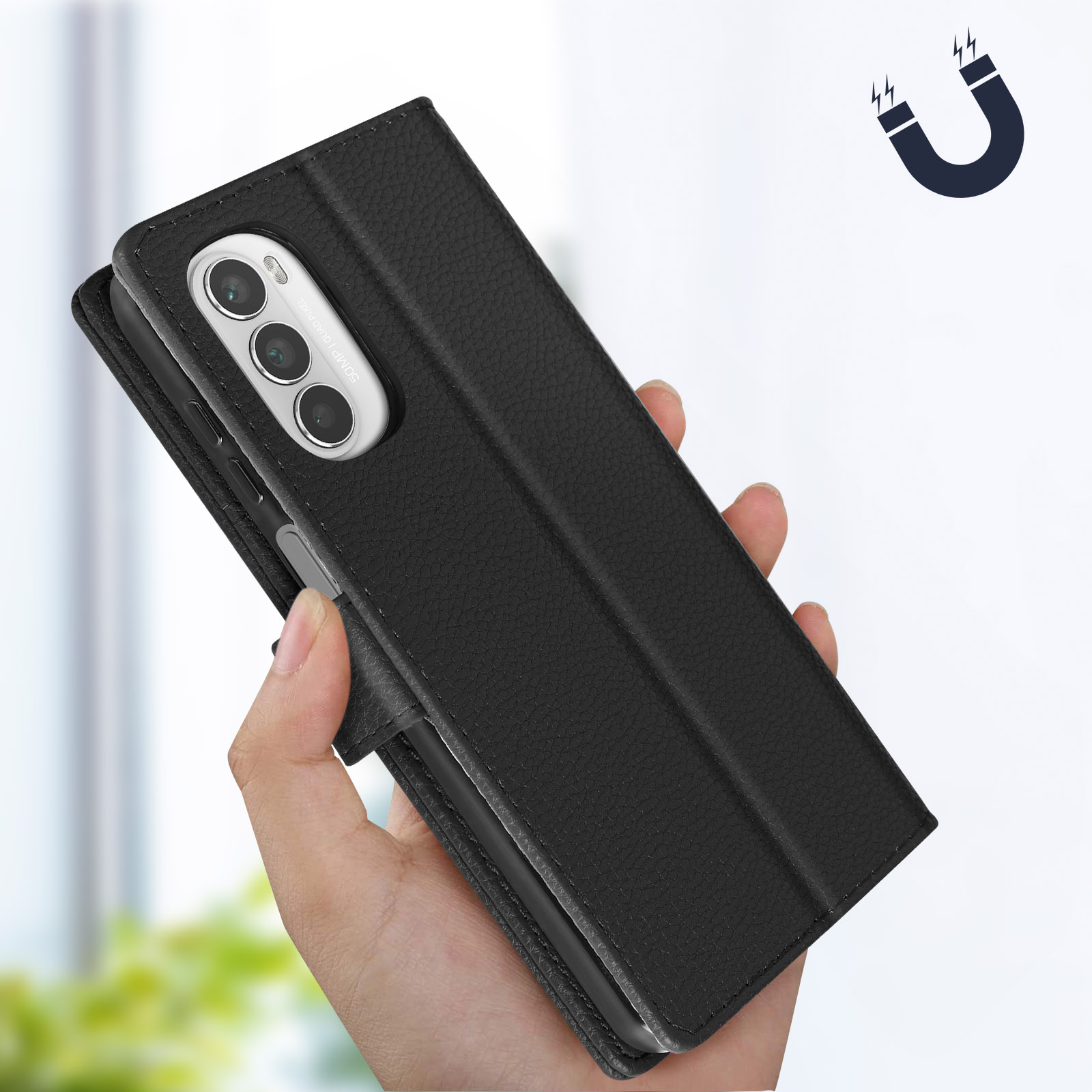 Una mano tiene una custodia nera per telefono. La custodia è strutturata e ha una chiusura magnetica.