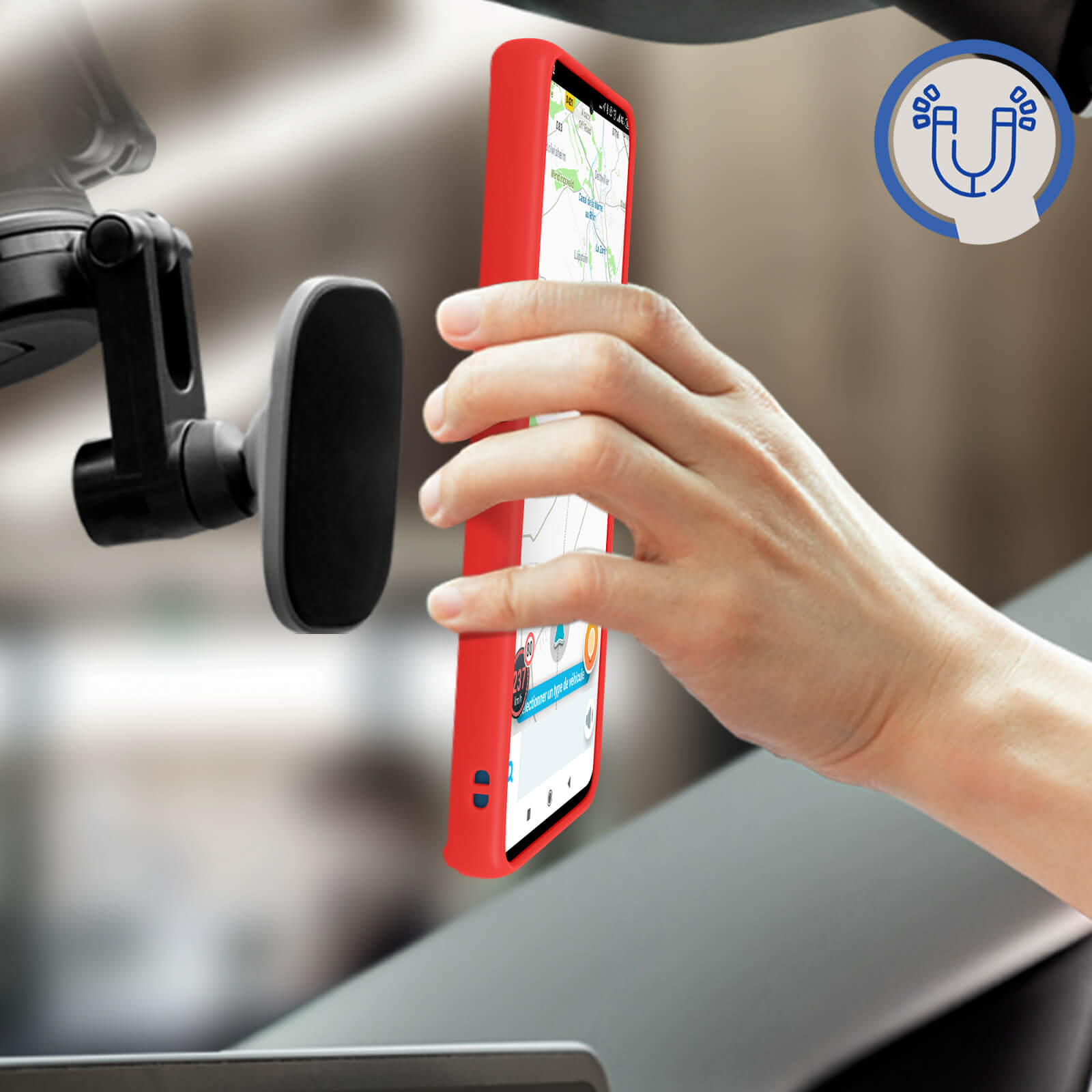 Une coque de téléphone rouge montée sur le pare-brise d'une voiture. Une main tendue vers le téléphone. Carte affichée.