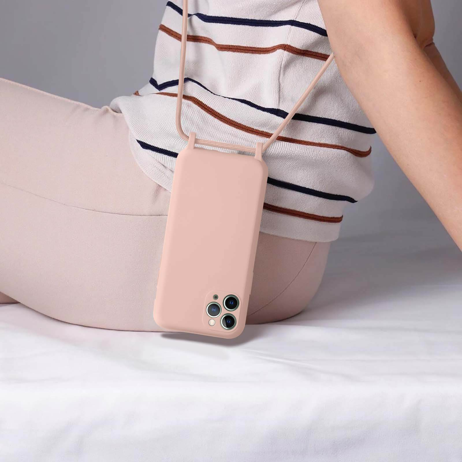Roze telefoonhoesje met een koord. De telefoon wordt vastgehouden door een persoon in een gestreept shirt en een roze broek.