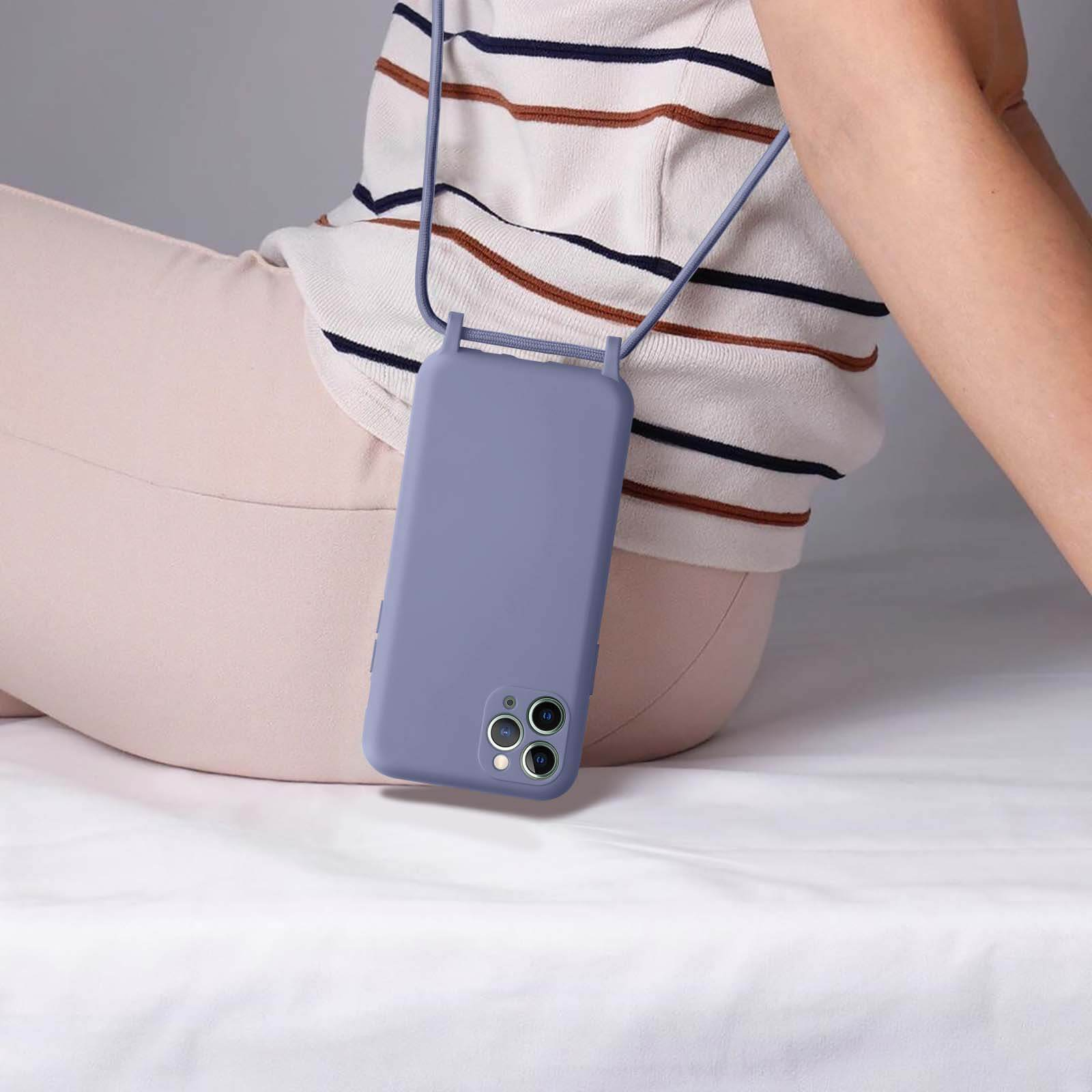 Een persoon die een lavendelkleurige telefoonhoes met een koord draagt. De telefoon bevindt zich aan de voorkant van de persoon.