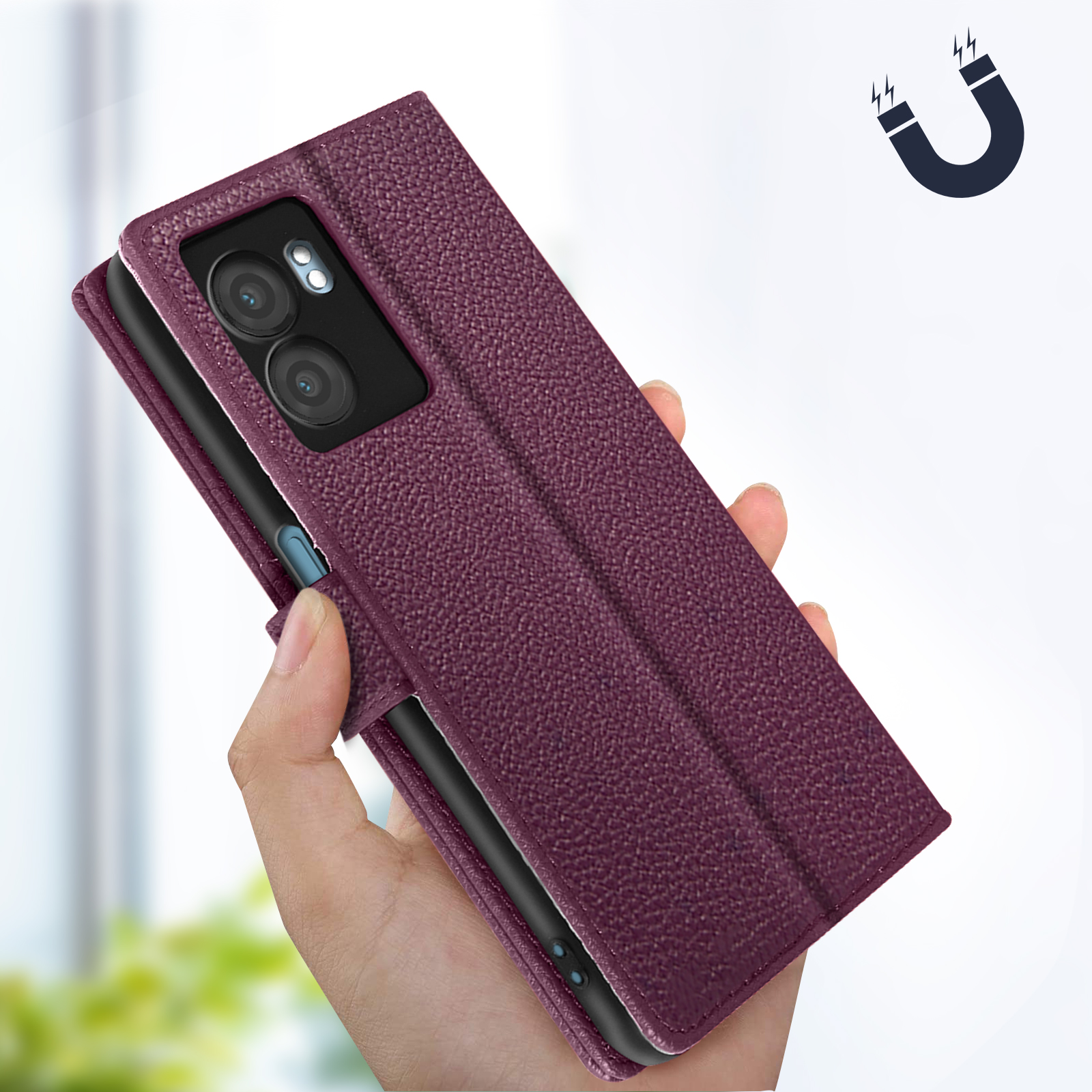 Una mano che tiene una custodia bordeaux con un telefono dentro. Icona di un magnete sullo sfondo.