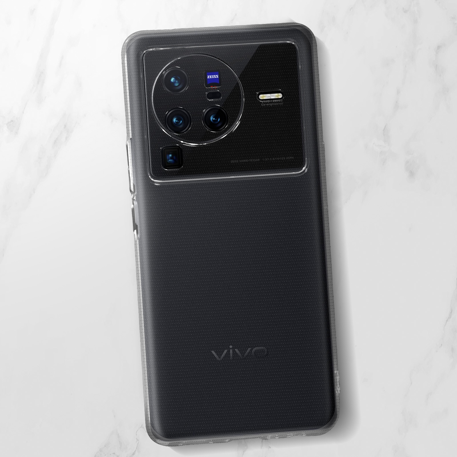 Una custodia per telefono nera con un modulo fotocamera. Lo sfondo è una superficie di marmo bianco.