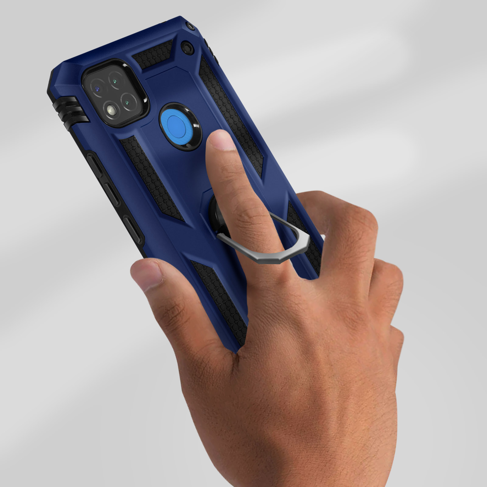 Mano che tiene una custodia blu e nera con un supporto ad anello. Sfondo bianco dietro il telefono.