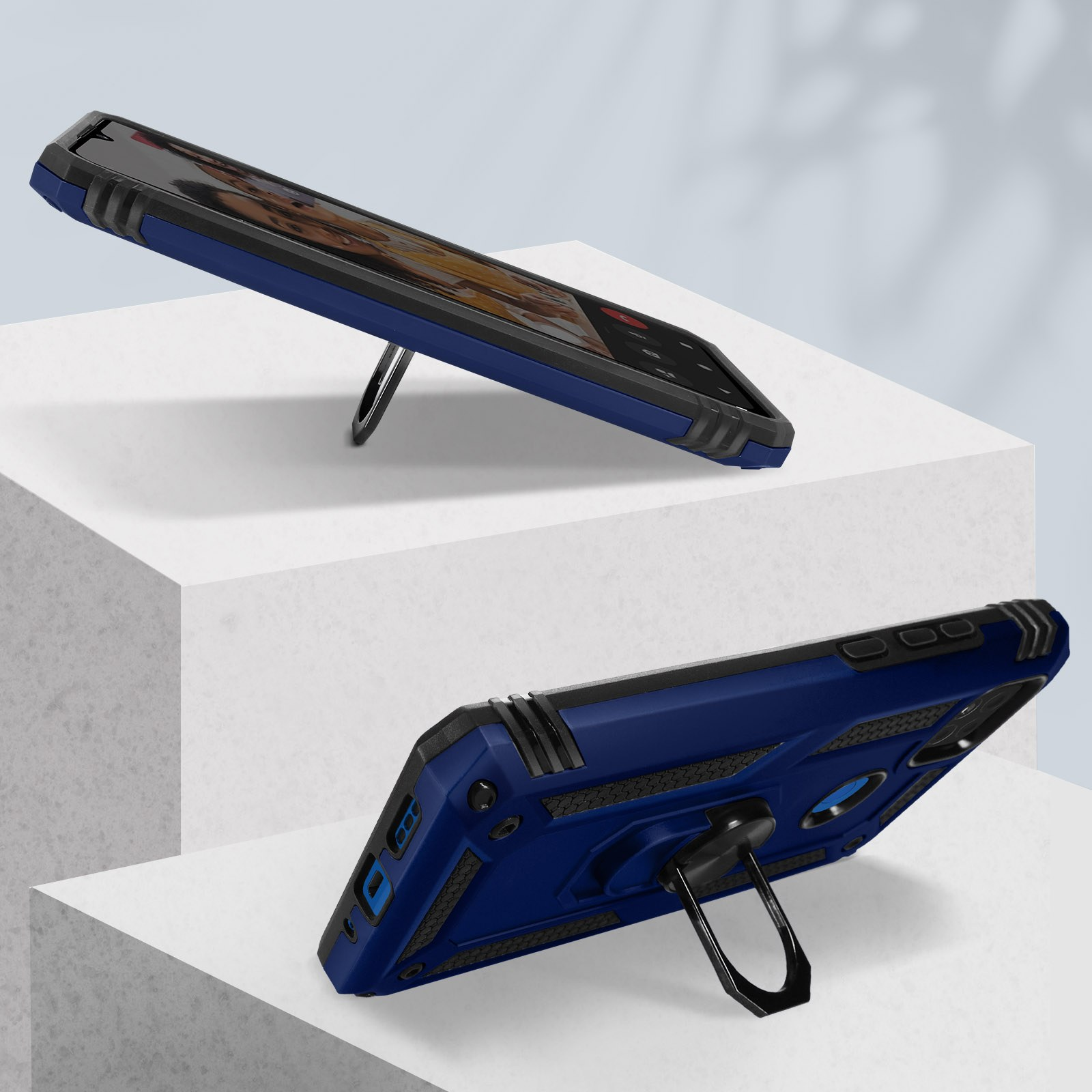 Due angolazioni di una custodia blu per telefono con supporto ad anello. Una in piedi, l'altra sdraiata.