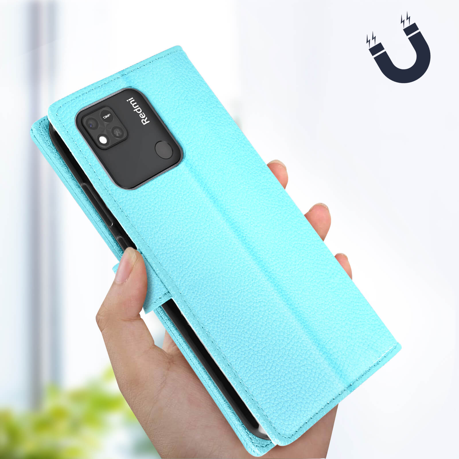 Custodia per telefono azzurra con il telefono dentro. Una mano lo tiene. Il telefono ha una fotocamera.