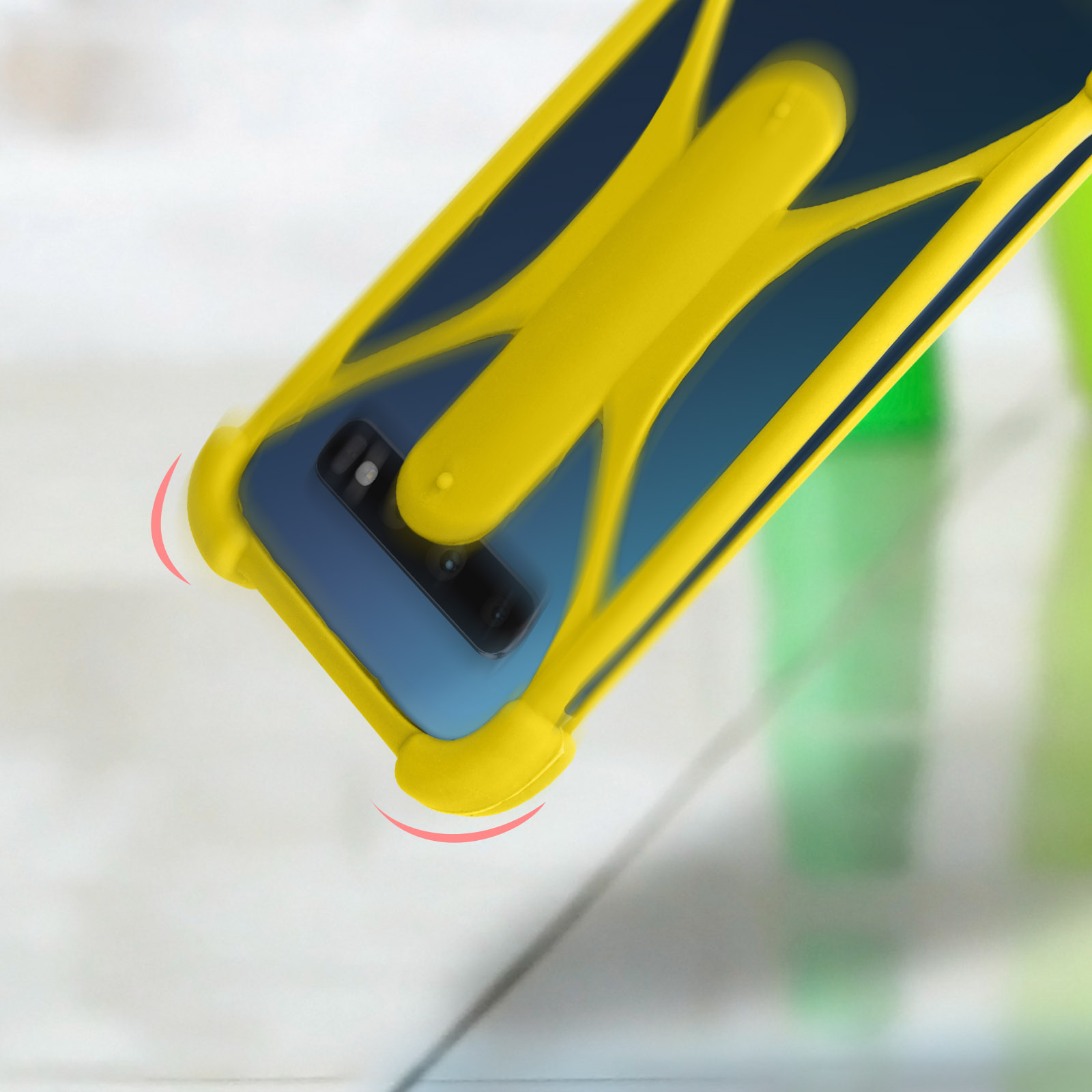 Une coque de téléphone jaune et bleue légèrement inclinée, avec un arrière-plan flou. L'arrière est visible.